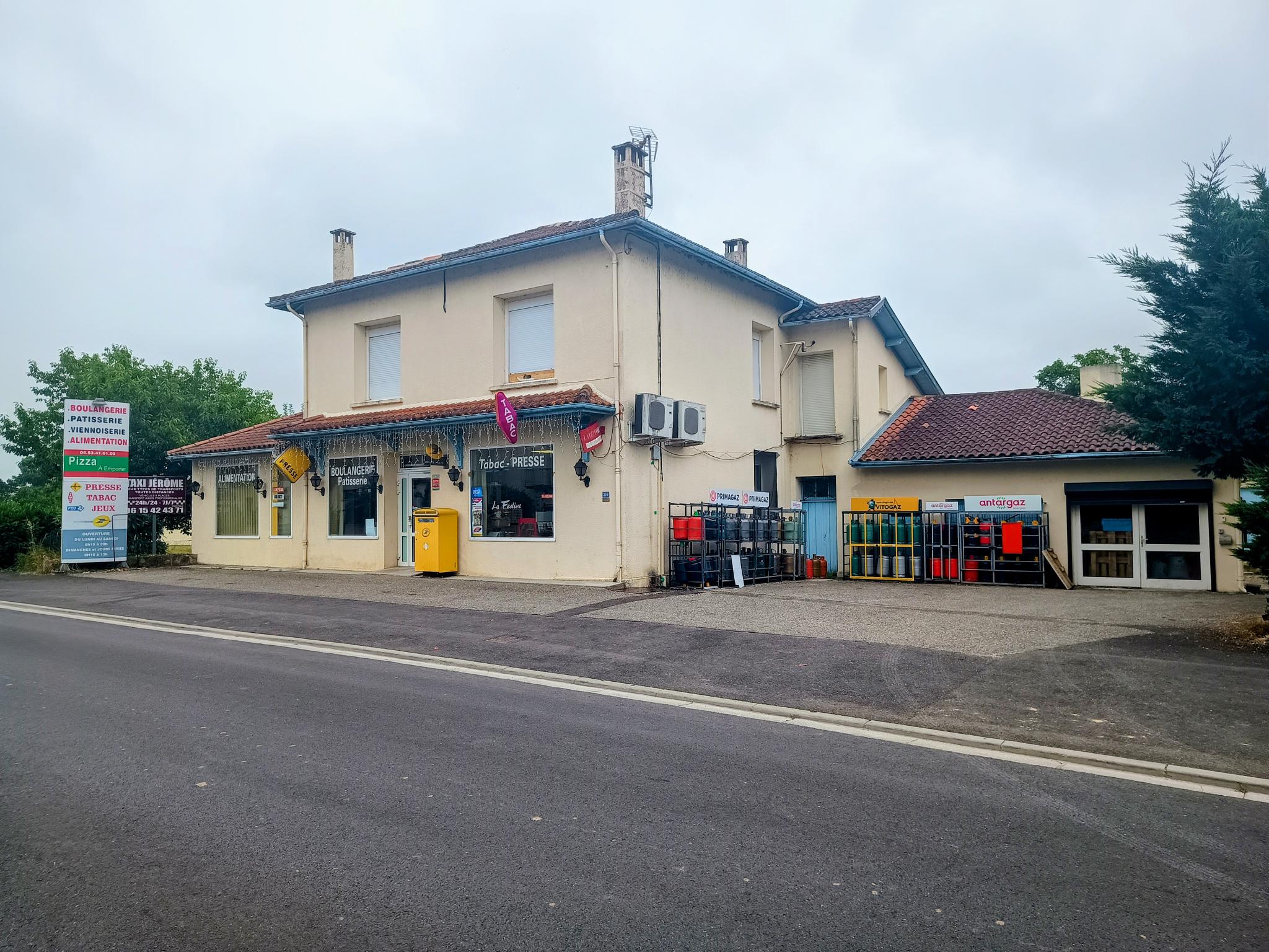 Opportunité rare en milieu rural dynamique

Situé au cœur du village de Trentels, ce commerce multi‑services bénéficie d’une excellente visibilité et d’une clientèle locale fidèle et régulière.

L’activité principale de boulangerie, pâtisserie et viennoiserie est complétée par de nombreux services de proximité :épicerie, tabac, presse, gaz, relais Poste, assurant un flux constant de clientèle et une forte attractivité.

Les atouts du commerce :

Fournil et laboratoire de plus de 100 m², spacieux, fonctionnels et entièrement équipés (matériel en bon état).

Magasin d’environ 50 m², aménagé et équipé pour l’ensemble des activités.

Personnel en place, sérieux, compétent et impliqué, facilitant la reprise.

Locaux professionnels + logement attenant, un véritable confort pour l’exploitant.

Données économiques :

Chiffre d’affaires en progression continue depuis plus de 3 ans

👉 CA moyen : environ 350 000 €

Résultat net annuel moyen : environ 45 000 €

Fort potentiel de développement (amplitudes horaires, diversification, snacking, services complémentaires…)

Motivation de la cession :

Les gérants, proches de la retraite, souhaitent transmettre leur commerce à un repreneur désireux de poursuivre la dynamique économique et sociale du village, avec toutes les clés pour réussir.

Conditions :

Prix du fonds de commerce (hors stock et tabac) : 250 000 €

Accompagnement possible pour le montage du dossier de reprise par un conseiller de la Chambre de Métiers et de l’Artisanat du Lot‑et‑Garonne
