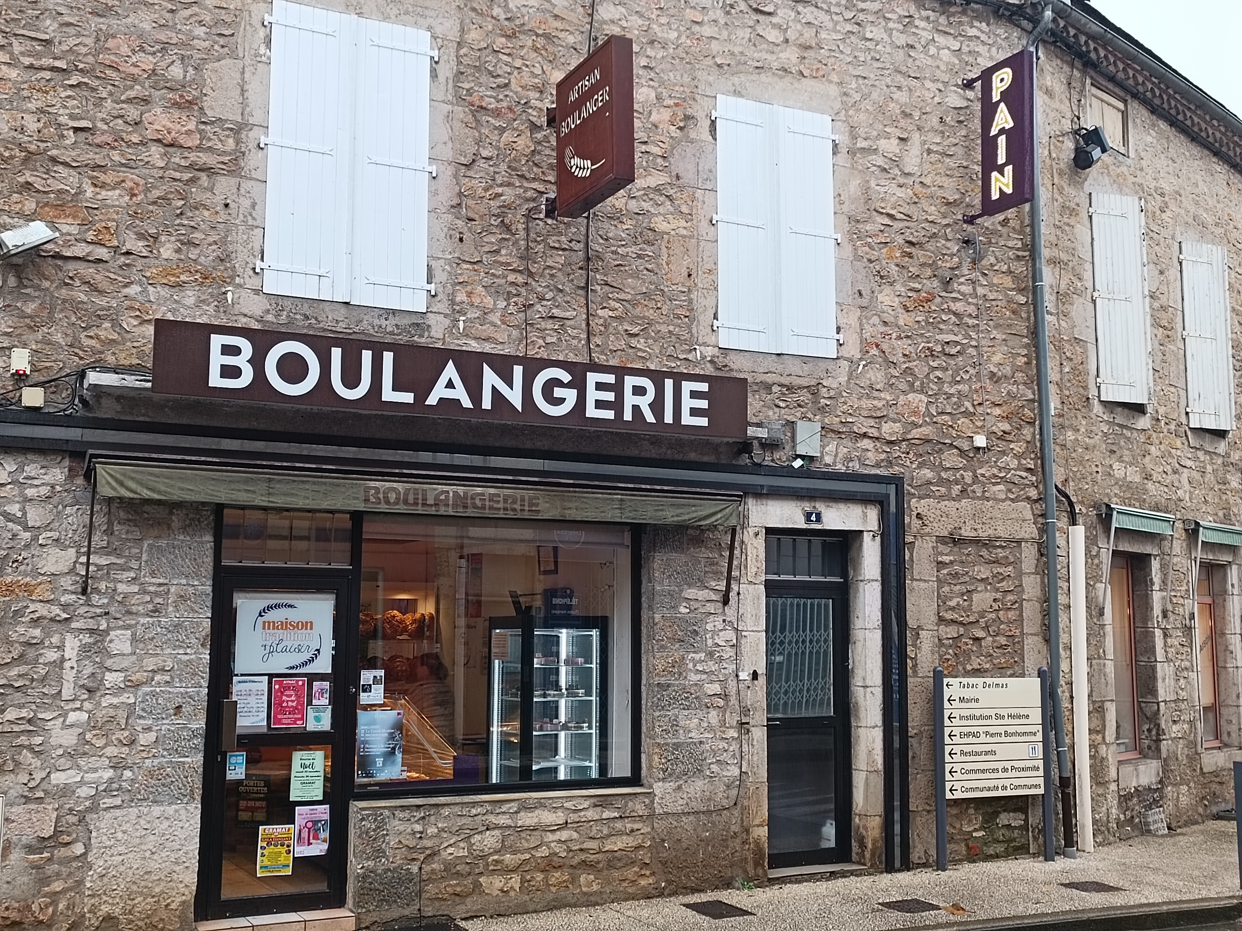 Boulangerie-Pâtisserie à Céder dans le Lot
Vous rêvez de reprendre une activité artisanale bien établie dans un cadre idyllique ? Voici une boulangerie-pâtisserie multi-sites clé en main, idéalement située à Thégra et Gramat, à proximité des hauts lieux touristiques de Rocamadour et Padirac.
🔎 Détails de l’activité :
Deux sites d’exploitation :
📍 Thégra : boutique (30 m²) + atelier de fabrication (100 m²).
📍 Gramat :point de vente (120 m²),//20m2// local technique et appartement (75 m²).
Clientèle fidèle : particuliers et professionnels (collège, maison de retraite, commerces locaux).
Équipe en place :
✔ Thégra : 1 vendeur (ETP)+ le boulanger
✔ Gramat : 3 vendeurs à temps partiel, 1 boulanger (ETP), 1 apprentie, et 2 gérants (boulanger et pâtissière).
💶 Chiffres clés :
CA annuel : 493 000 € (1/3 à Thégra, 2/3 à Gramat).
Matériel estimé à 138 000 €.
Prix de vente : 190000€
🌟 Points forts :
Fournisseurs reconnus : Moulin d’Antoine, Moulin Tamier,Amadieu et moulin rivière…
Dérogation pour la vente d’alcool à Thégra.
Activités complémentaires à développer : relais poste, relais colis, épicerie.
Potentiel de croissance auprès de la clientèle touristique et professionnelle.
📌 Raison de la cession :
Transmission pour raisons de santé, avec accompagnement prévu pour une passation dans les meilleures conditions.
📞 Pour plus d’informations :
Contactez nous
👉 Un projet idéal pour un artisan ou un entrepreneur souhaitant s’implanter durablement et développer une activité rentable dans une région dynamique.