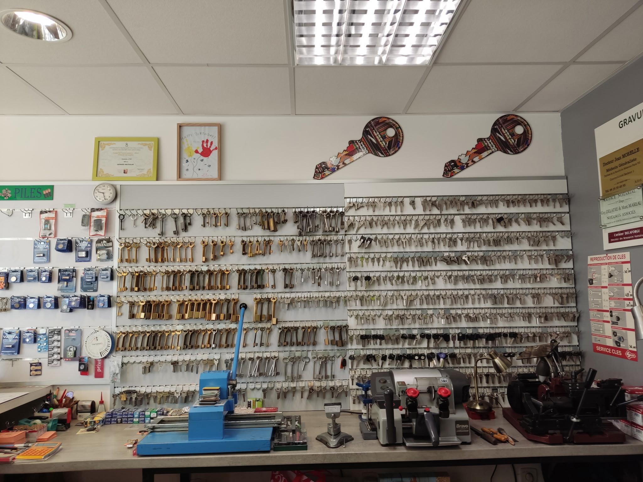 CORDONNERIE MAROQUINERIE CLES PLAQUES AUTO
Installé depuis plus de 35 ans, bail commercial à céder pour cause de départ en retraite, avec tout le matériel nécessaire à l'activité.