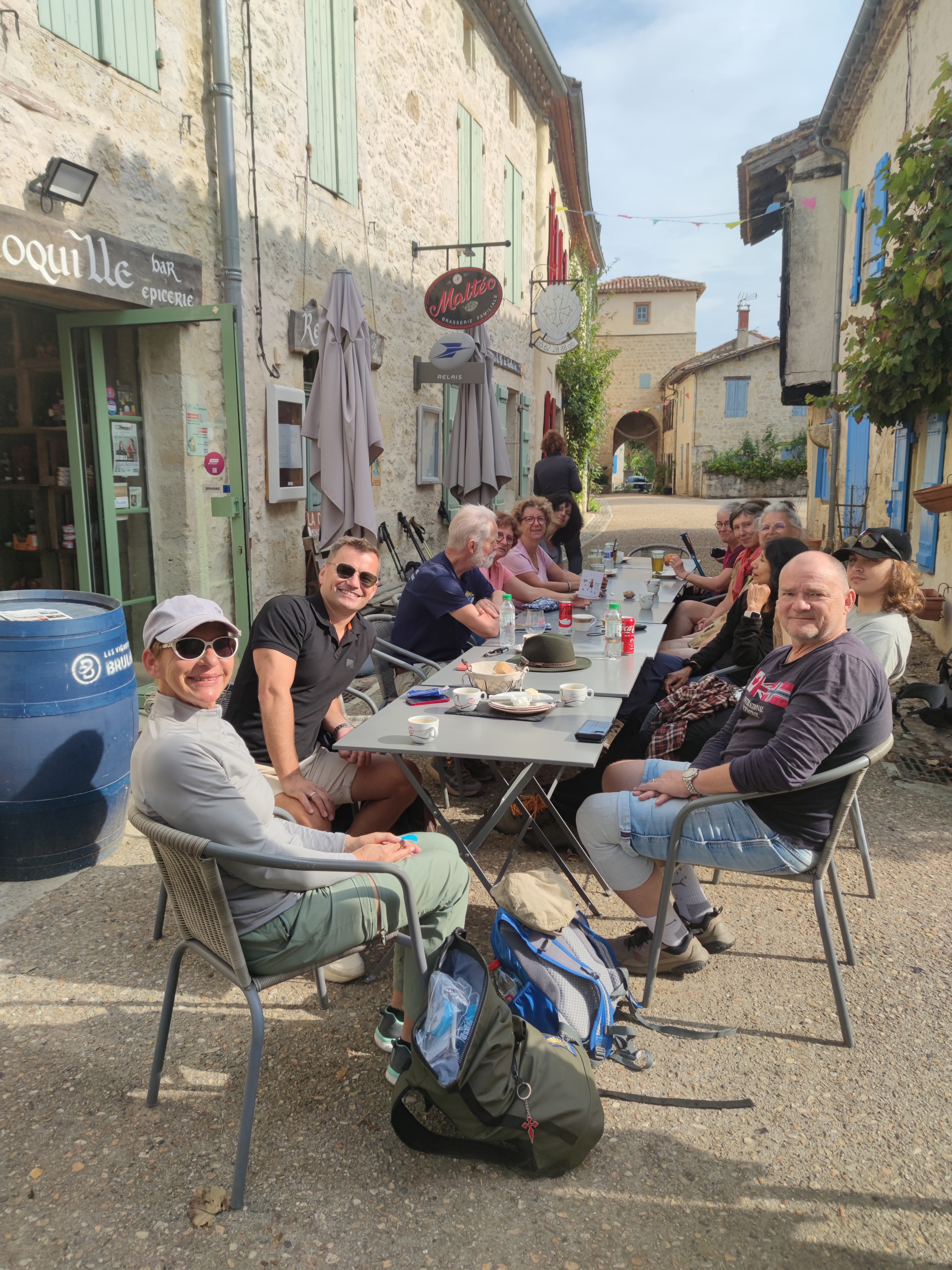 BEL etablissement dans superbe village du Gers directement sur le chemin de Compostelle voie du Puy 20000 departs par an plus ronde de creches 15000 visiteurs en decembre  avec situation a 3Km de la sortie d'autoroute une salle de 50 couverts un bar a vins un patio de 30 couvertes une terrasse decoration authetique en pierre clientele fidele etrangere a fort pouvoir d'achat  et locale ainsi que touriste et pelerins charges faibles loyer a 700e ttc par mois vendu avec cuisine equipee moderne et materiel de salle complet site web panotage installe  et tres bon score sur google et trip advisor ideal pour une reconcversion ou reprise dans un bon cadre de et qualite de vie 
bel assortiment et Stock de vin a negocier 
vendu cause depart en retraite en 2026