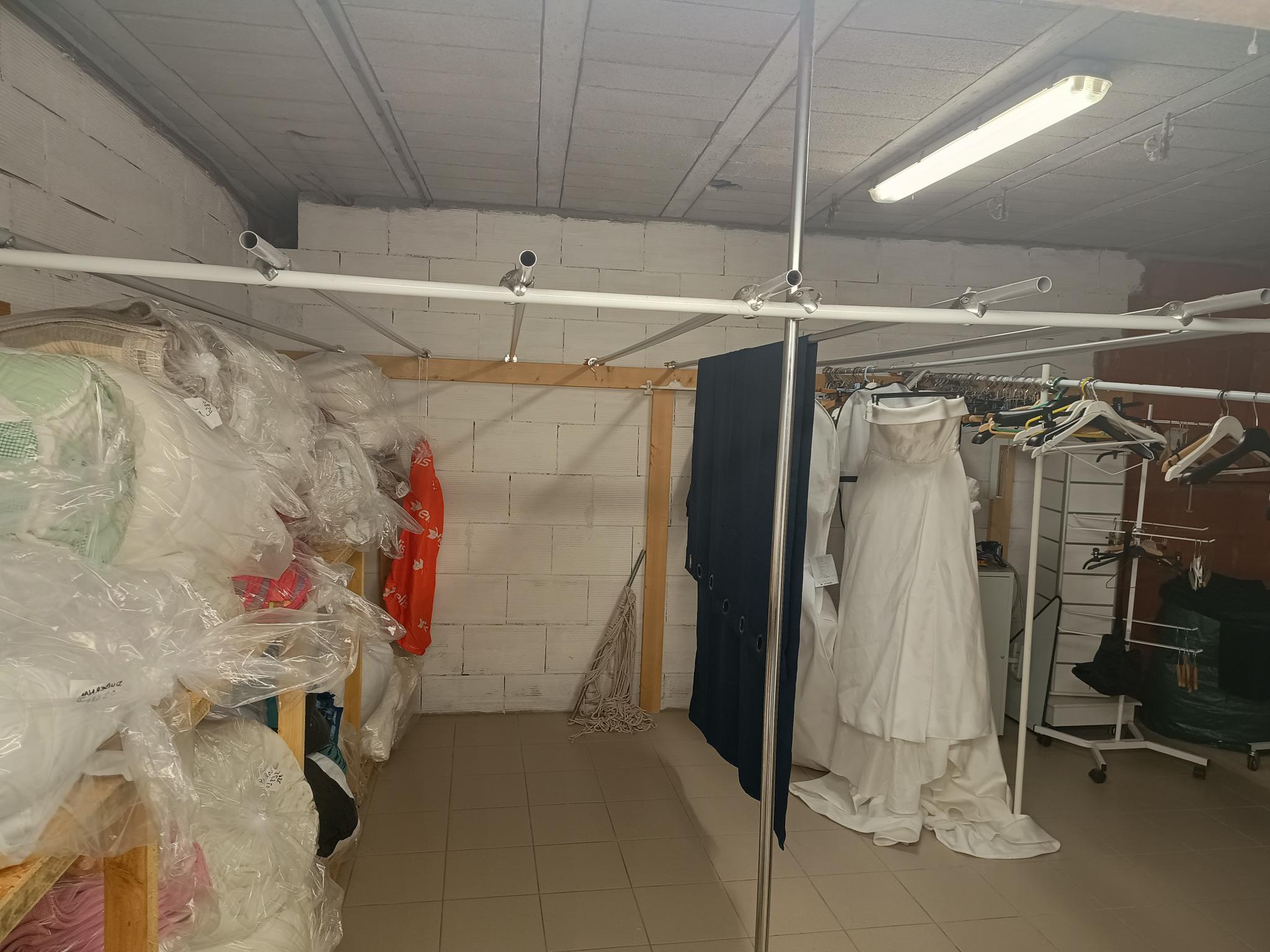 Cède un fonds de commerce de pressing, blanchisserie, vente de produits de mercerie et laine.
Situé dans une bastide médiévale au Nord-Ouest du département du Lot-et-Garonne, aux portes de Saint Emilion en Gironde, de Eymet en Dordogne, avec une clientèle sur environ 20 kms. Pas de concurrence sur le secteur. Clientèle fidélisée et variée composée essentiellement de propriétaires de gites, de particuliers.
Bonne notoriété liée à la qualité des prestations et à un bon relationnel. 
L’affaire fonctionne avec uniquement la dirigeante.
Local boutique lumineux d’environ 35 m², une zone technique de plus de 70 m2 avec matériel et équipements complets et entretenus (1 machine à laver de 18 kg, un machine sèche-linge de 24 kg, une table à repasser, une table à détacher et une emballeuse murale, 1 emballeuse à main). 
Une réserve de 10 m2 et une salle de repos de 20 m2. Loyer annuel de 6000 €
Ouvert du jeudi au samedi, travail hors ouverture les mardi et mercredi matin. 
Possibilité de développement de l’activité en augmentant l’ouverture public notamment pour la partie vente laine, mercerie, la possibilité d’inclure un espace retrait colis. Chiffre d’affaires constant à plus de70 k€
Prix du fonds : 60 k€
L’affaire est disponible immédiatement. 
Possibilité d’être accompagné par un conseiller de la Chambre de Métiers et de l’Artisanat du Lotet-Garonne