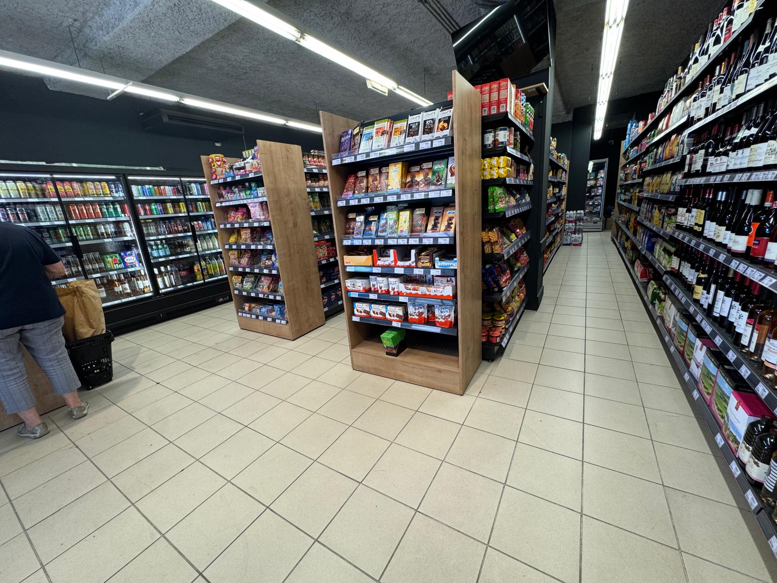 À VENDRE 320 000 euros UN MINI MARCHE DE PROXIMITE 

Opportunité rare d'acquérir un commerce de proximité idéalement situé à Nice, bénéficiant d'une clientèle fidèle et d'un fort potentiel de développement.

Caractéristiques du magasin
• Surface totale : 200 m²
• Surface de vente : 100 m²
• Réserve : 100 m²
• 2 chambres froides (positive et négative)
• Relais colis et services postaux
• Magasin entièrement rénové
• Mise en conformité réalisée
• Matériel récent sous garantie 2 ans

Conditions locatives
• Bail commercial neuf à compter du 1er janvier 2025
• Loyer mensuel : 2 800 euros TTC
• Charges : 200 euros / mois

Horaires d'exploitation
7h00 à 22h00 – 7 jours sur 7

Chiffres clés
• Chiffre d'affaires historique : 1 000 000 euros entre 2015 et 2020
• Objectif réaliste de retour à 1 000 000 euros de CA à horizon 2027/2028
• Valeur du stock marchandises : environ 35 000 euros

Modalités de cession
Cession de 100 % des parts sociales.
Activité exploitée sous enseigne de proximité.

Éléments inclus :
• Droit au bail
• Fonds de commerce
• Matériel d'exploitation
• Agencements
• Clientèle
• Stock en sus selon inventaire le jour de la vente