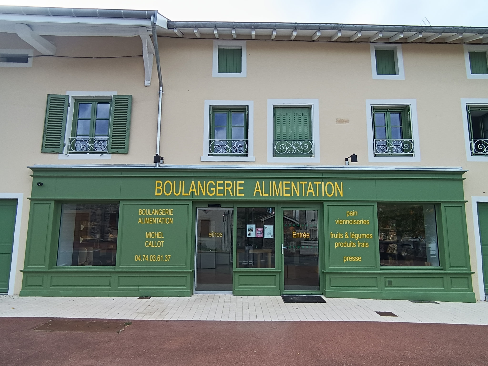 PÂTISSERIE & ÉPICERIE AVEC LOGEMENT
À vendre, boulangerie-pâtisserie et épicerie idéalement située au cœur du bourg d’un charmant village d’environ 350 habitants.

Le commerce dispose d’une superficie totale d’environ 280 m², comprenant les espaces professionnels ainsi qu’un appartement situé à l’étage, actuellement proposé à la location.

Le magasin a bénéficié de travaux de rénovation réalisés en 2025, offrant ainsi un cadre agréable et moderne.

Le matériel professionnel est compris dans le prix de vente.

Une belle opportunité pour un professionnel souhaitant reprendre une activité dans un environnement calme et convivial, au cœur d’un village à taille humaine.

📍 Boulangerie – Pâtisserie – Épicerie
🏠 Appartement à l’étage avec possibilité de location
📐 Environ 280 m² au total
🔧 Magasin rénové en 2025
⚙️ Matériel professionnel inclus dans la vente
🌿 Située au cœur d’un charmant village de 350 habitants