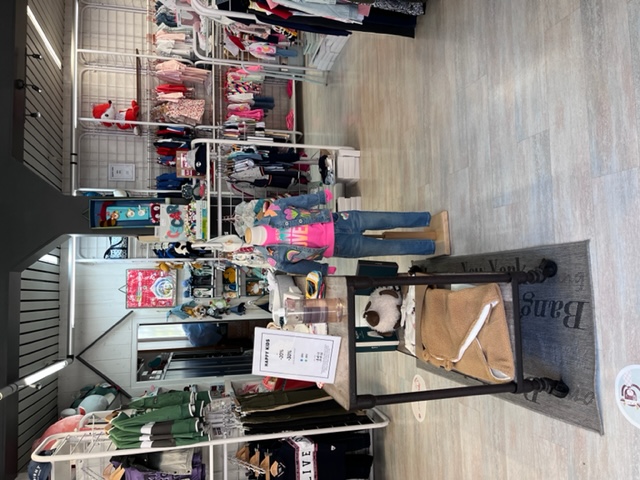 MAURIAC Centre ville , fond de commerce à vendre
Boutique de prêt à porter enfants(0 à 18 ans), jouets d'éveil et accessoires.
Bel emplacement , parking à proximité.
Deux belles vitrines rue passante 
surface de vente 70m2 et réserve 20m2
Clientèle fidèle et agréable (fichier clients)
Divers commerces à proximité : prêt à porter femme, sport , beauté, lingerie , boulangerie ,presse ...