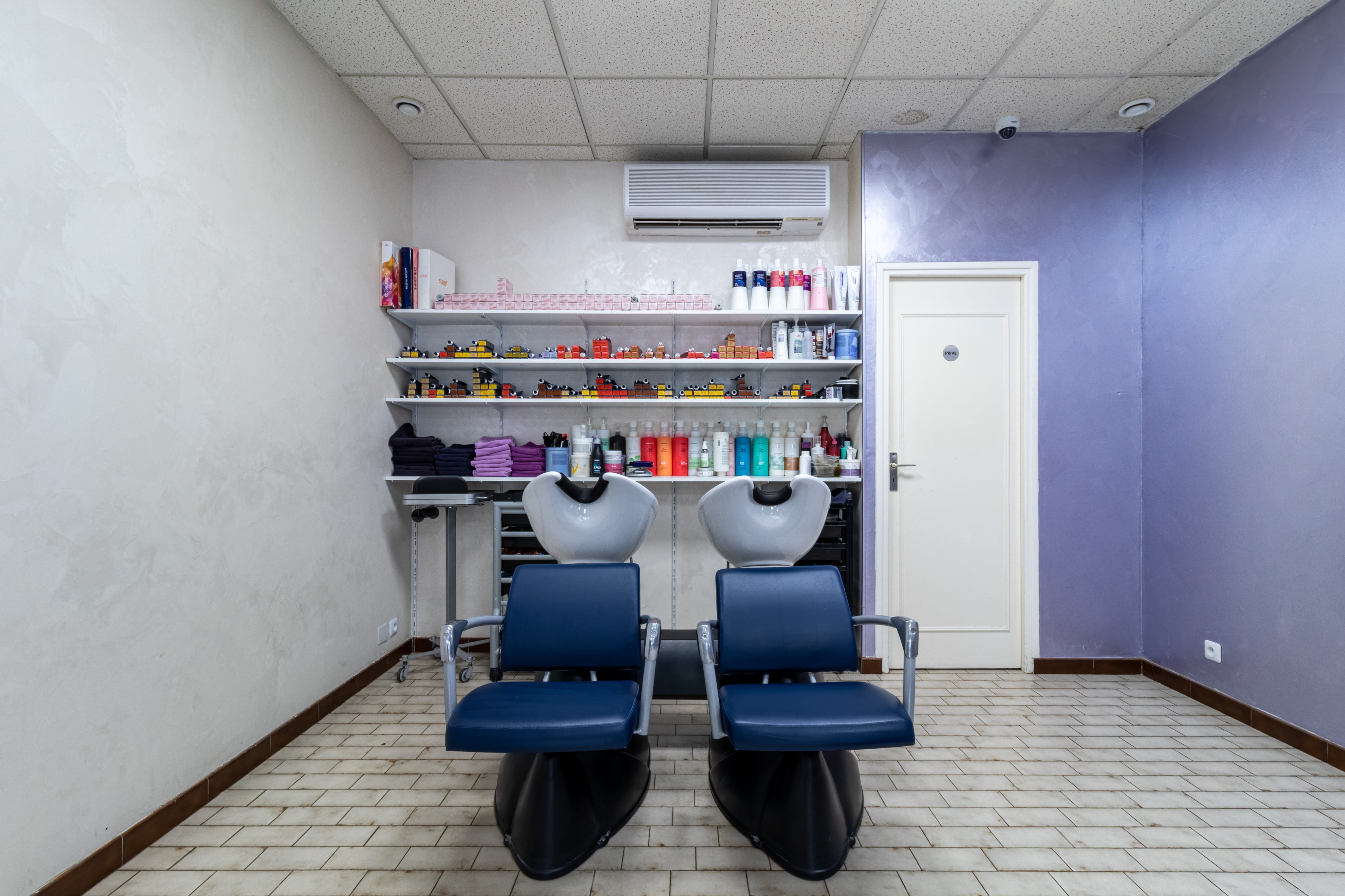 Je met en vente le fond de commerce.

Salon de coiffure mixte, une clientèle régulière et agréable. Je travaille avec le logiciel Planity et les clients ont pris l’habitude de prendre rendez-vous en ligne. 
Le salon de coiffure se trouve au centre commercial Champlon qui contient un bureau de tabac presse, une pharmacie, un institut de beauté et spa, une opticien, un pressing laverie, un magasin de vêtement femme, deux restaurants et une enseigne Aldi.

Disponible tout de suite au tarif de 28 000€. Négociable