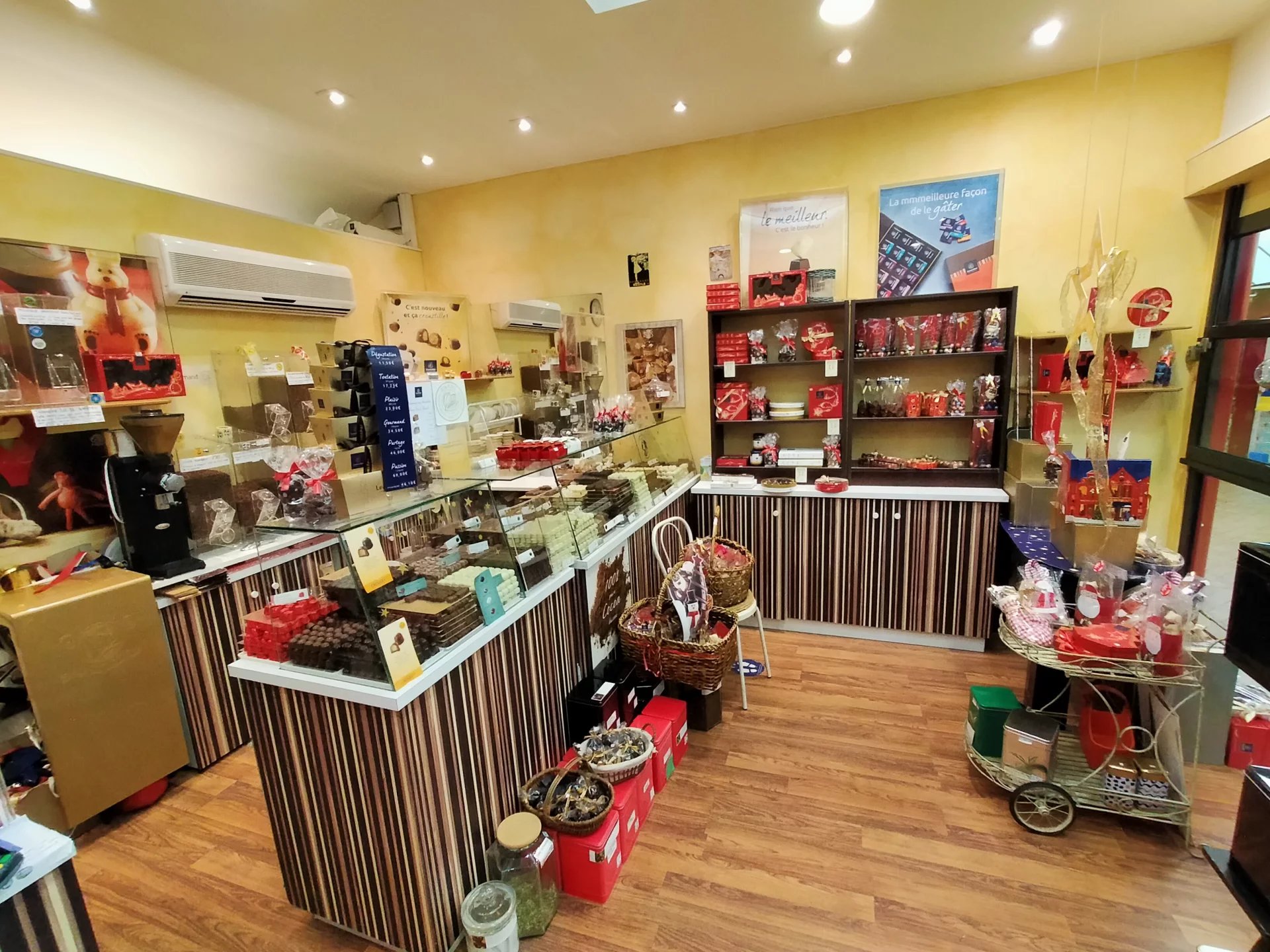 En exclusivité, dans le centre ville d'Avranches, vends fonds de commerce de vente de chocolats et thés.
Magasin agréable.
Chiffre d'affaire en progression. EBE avant déduction des rémunérations et cotisations sociales de l'exploitant de 25 000 €.
Loyer mensuel de 450 € HT.
Prix net vendeur : 37 000 € + 7 % TTC (5,83 % HT) d'honoraires agence à la charge de l'acquéreur.
Les informations sur les risques auxquels ce bien est exposé sont disponibles sur le site Géorisques : georisques.gouv.fr.
Contact : Agence MOHAN TRANSACTIONS - RCS RENNES 810 806 661 - Carte professionnelle délivrée par la CCI d'Ille et Vilaine N° 2201 2018 000 030 018 - Tel : 07 86 64 18 04