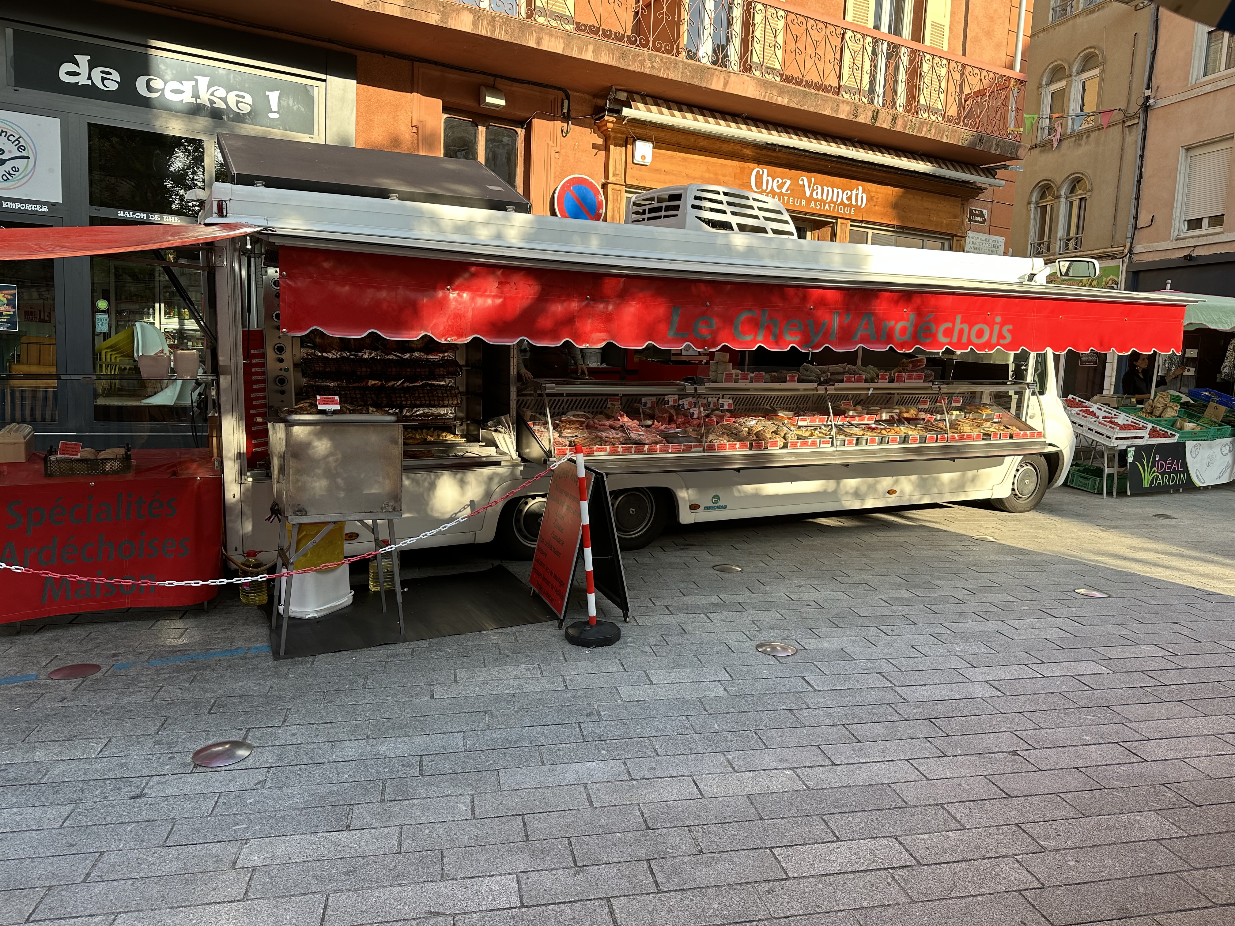 Vends fond de Charcuterie traiteur rôtisserie ambulant
Sur marches d Ardèche 5 jours par semaine 
Mardi lamastre
Mercredi privas
Jeudi St Martin de valamas
Vendredi la Voulte sur Rhône 
Samedi privas
Très bon chiffre d affaire excellent bic
Clientèle fidèle bonne notoriété 
Laboratoire au normes d hygiène et prêt à travailler matériel neuf. Grande salle pour réceptions ou restauration panneaux solaires pour économie d énergie 6 semaines de vacances 2 jours de repos par semaine dimanche et lundi 
Possibilité d acheter les murs