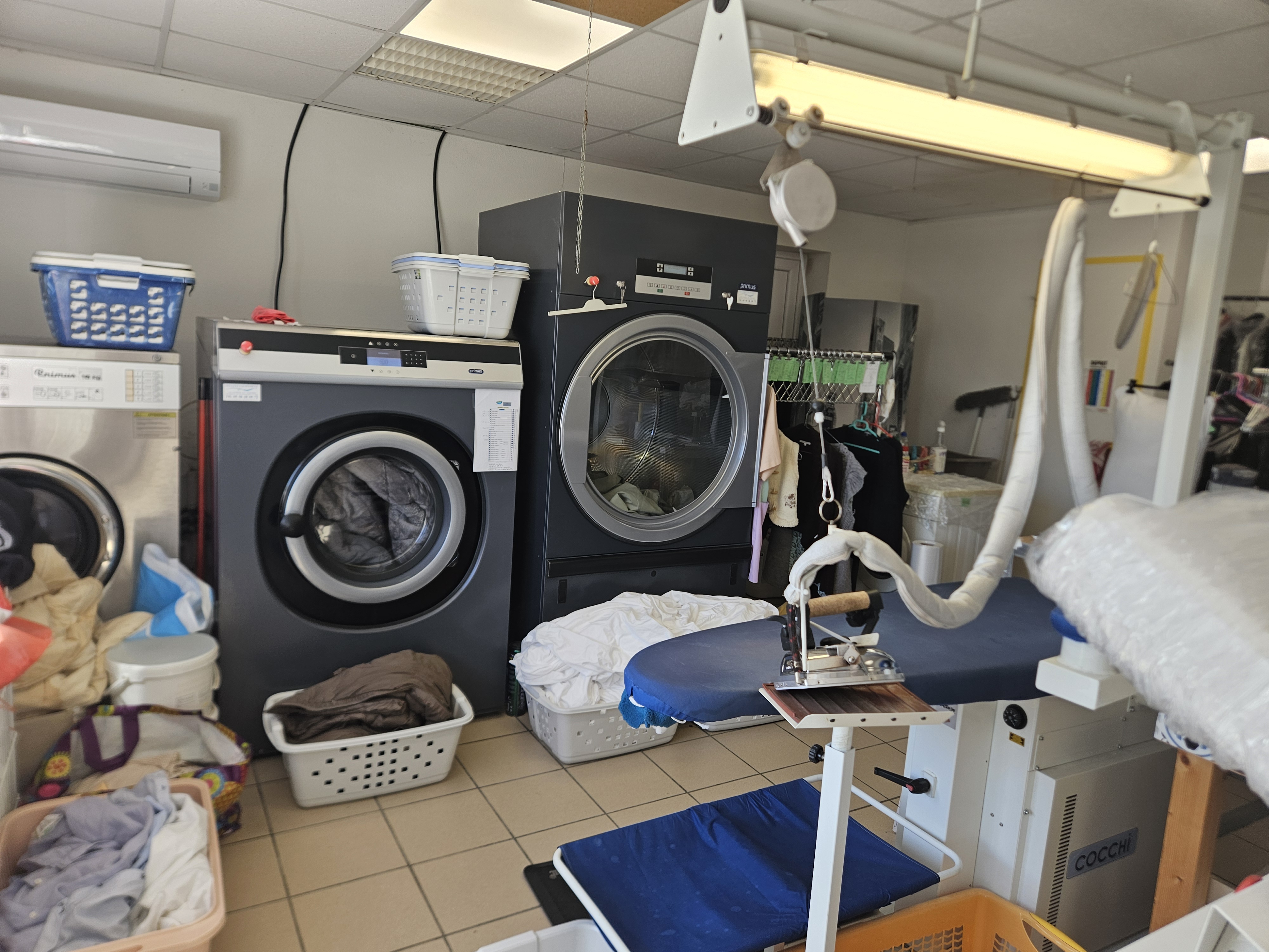 Pressing en aquanettoyage.
50 m2.
Clientèles particuliers et professionnels fidèles. 
Tout le matériels en bon état. 
Idéalement situé avec parking. 
Proche de 2 grandes surfaces et du centre ville. 
Loyer modéré. 
Petit prix de vente cause santé.