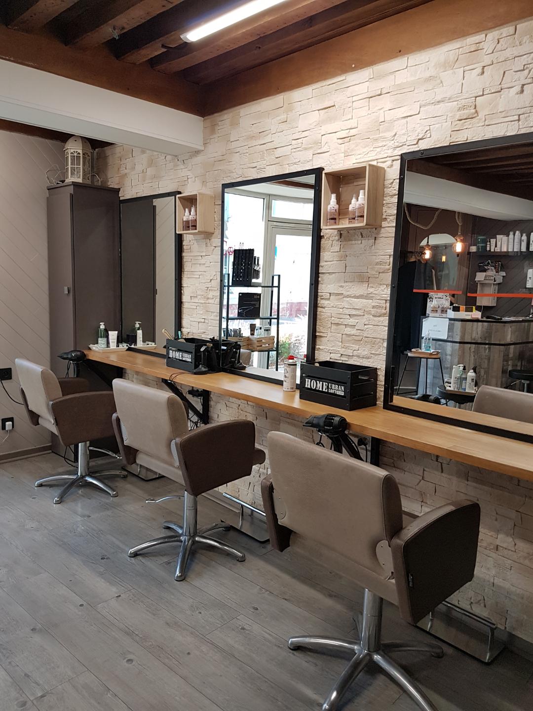 Salon de coiffure très bon état avec matériaux de qualités dans village avec Commerces ( pharmacie, boulangerie, supermarché,bar....)
3 postes de coiffage
2 bacs récents , fauteuils électrique massants.
Réservé environ 10 M2 avec lave linge, sèche linge....
Toilette
Stationnement facil.
Clientèles fidèles.
Faible loyer
Affaire saine, chiffre d'affaire en progression régulière.
Conforme accessibilité.