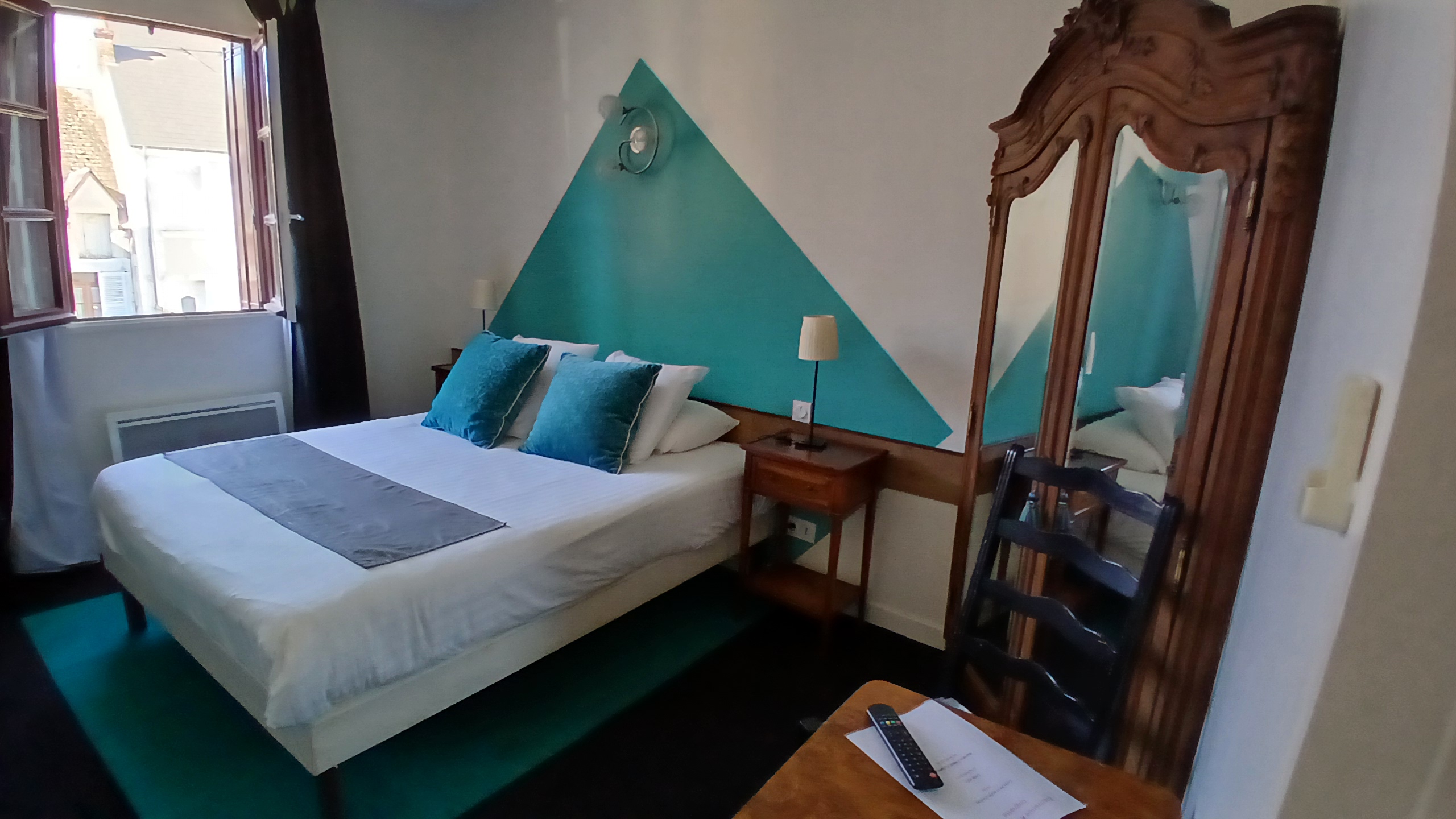 A saisir Fond de commerce hotel de charme (Type 3 etoiles )dans longere entièrement rénové. 
11 grandes chambres équipées salle de bain privative entièrement rénovée. 
Petit jardin de détente 
Centre ville a 5mn de la gare
Clientèle affaire et passage a développer.