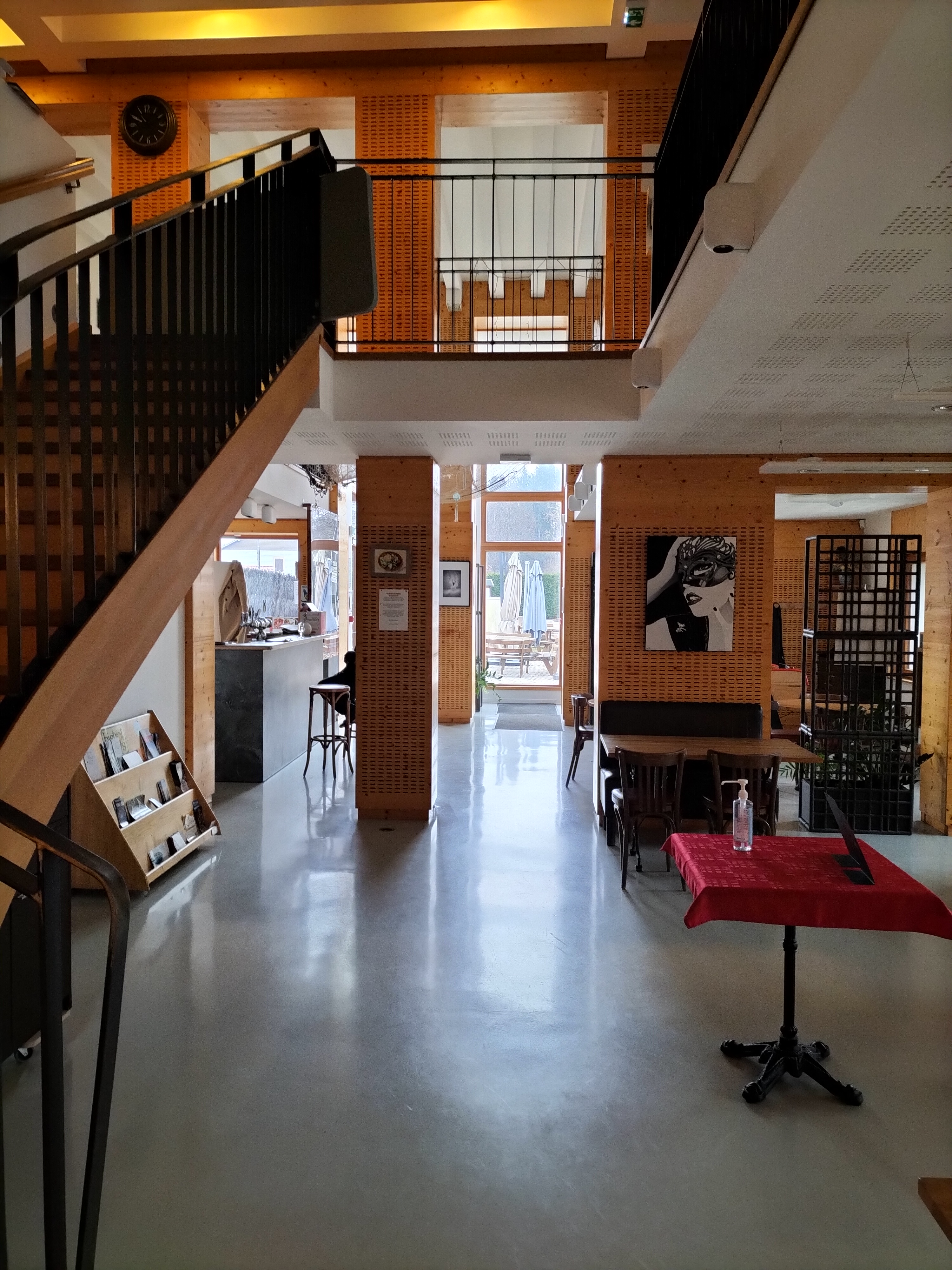 Bonjour, terrasse , premier étage,tout le matériel cuisine Vario cooking,four , chambre froide, congélateur, indépendant machine à bière, machine à addition et capacité de 60 a 80 couverts.