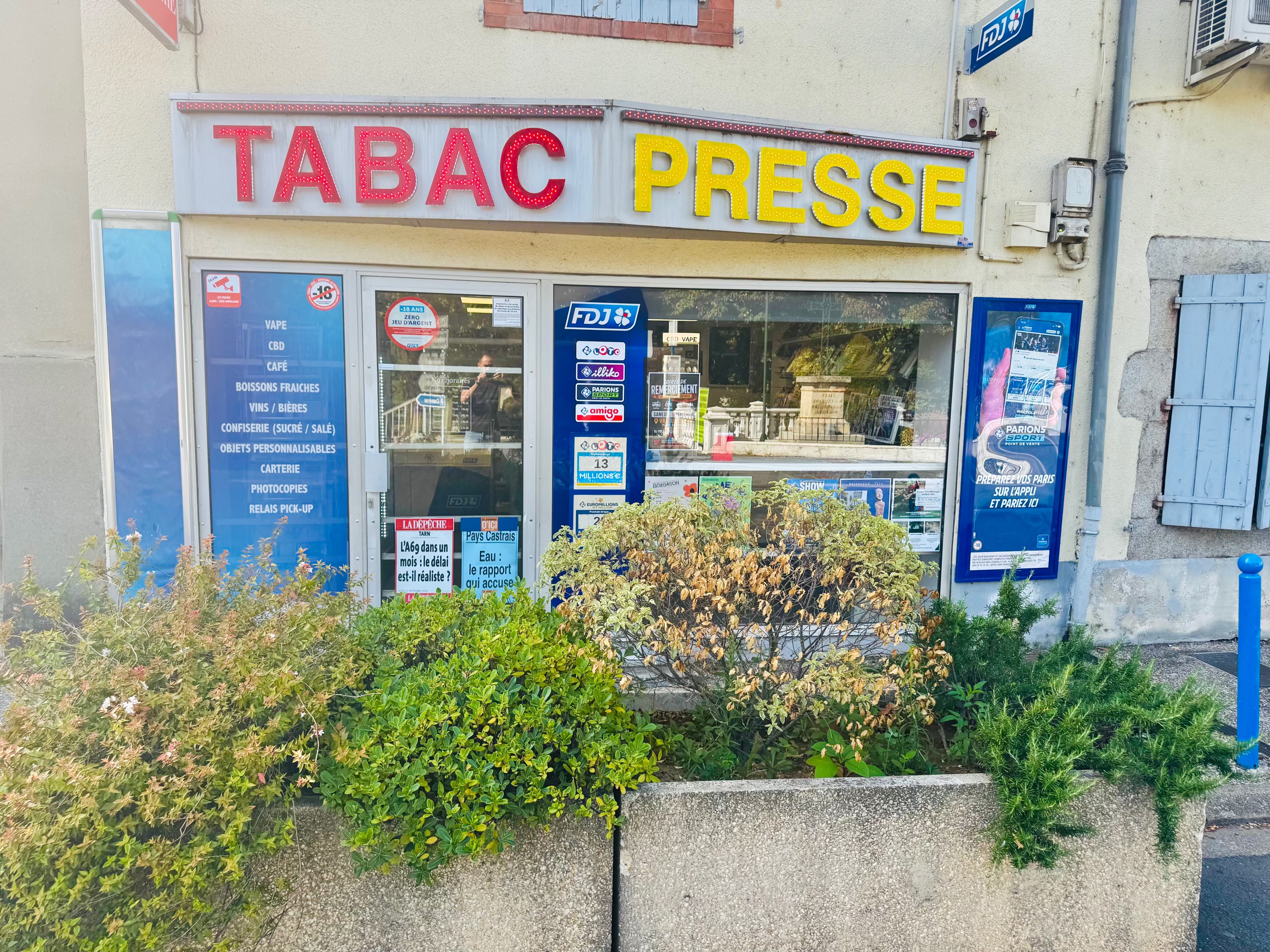 À vendre – Tabac Presse dans un village dynamique du Tarn

Nous proposons à la vente notre Tabac Presse, idéalement situé au cœur d’un petit village du Tarn, bénéficiant d’un important passage quotidien.

Le commerce a été entièrement rénové il y a environ 2 ans, offrant un espace moderne, propre et agréable, prêt à être exploité sans travaux importants.

Activités et services

* 🚬 Tabac
* 📰 Presse
* 🎟️ FDJ
* 🏇 PMU
* 📦 Point Pickup
* 🍷 Vente de vins
* 🛒 Petite épicerie d’appoint : produits sucrés et salés
* 💨 cigarette électronique 
* ☕ Activités et produits complémentaires

Le commerce bénéficie d’un emplacement particulièrement intéressant, avec une boulangerie située juste à côté, ce qui génère un passage régulier et une clientèle de proximité.

Malgré sa situation dans un petit village, le commerce profite d’un flux de passage important, offrant un véritable potentiel de développement pour un repreneur souhaitant diversifier ou développer davantage les activités.

Commerce exploité depuis plusieurs années, avec une clientèle locale fidèle et de nombreuses possibilités pour poursuivre son développement.

Affaire idéale pour un couple ou une personne souhaitant reprendre un commerce de proximité avec plusieurs activités et services.

Dossier et informations complémentaires disponibles sur demande.
