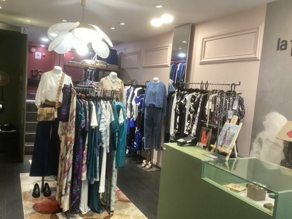 Découvrez ce local commercial de 60 m² entièrement rénové avec accessibilité PMR. Idéalement situé en plein cœur de ville. 

Avec une activité en pleine croissance depuis sa reprise en septembre 2020 : le chiffre d’affaires a grimpé à +26% 

En contrat de franchise Fée Maraboutée.

En 2023, la devanture a été totalement refaite en termes de menuiserie et de double vitrage + un système de climatisation réversible a été installé.