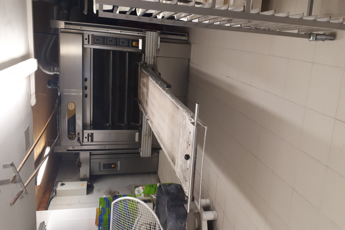 Bonjour,
A vendre fonds de commerce artisanal en boulangerie pâtisserie situé au c?ur du bourg d'un charmant village comptant 1302 Habitants au dernier recensement en 2017.
Augmentation de la population de la commune constante et projets de lotissements en cours. Commerce présent sur une route départementale fréquentée (3500 véhicules/jour) avec un stationnement aisé pour la clientèle.
L?activité de l?entreprise repose uniquement sur la boutique (pas de tournées, ni de dépôt).
Présence d?un bar-tabac-restaurant à proximité ainsi qu?un marché hebdomadaire.

Les murs appartiennent à la commune, en ce qui concerne les charges de loyer, les détails seront donnés sur demande. 

Ce commerce est tenu depuis 15 ans par les mêmes artisans.
Celui-ci est associé à une maison d'habitation d'environ 100 m² habitable.
Elle est composée comme suit :

Au RDC : Une pièce de vie, une cuisine une buanderie et un WC
A l'étage : Trois chambres, une salle de bain, un WC.
Cette maison offre un accès direct au magasin et au fournil.

Concernant la partie Professionnelle, le fournil est aménagé en deux espaces de travail (une partie Boulangerie et la seconde réservée pour la pâtisserie).
Ces deux parties sont très bien équipées en matériel comme décrit ci-dessous :

Un Four avec trois étages indépendants
Un Four Rotatif 15 plaques
Un Pétrin 35 L
Un Pétrin 10 L
Un Batteur 10 L
Deux Chambres de Fermentation
Un Panem
Un Tour Réfrigéré 4 Portes
Un Laminoir
Un Surgélateur
Deux Congélateurs
Une Façonneuse
Une Diviseuse
Un Refroidisseur
Un Repose Pâtons

Enfin concernant la partie Magasin, claire et spacieuse, celle-ci est également très bien équipée et aménagée comprenant les éléments ci-dessous :

Trois Vitrines Fixes
Une Vitrine Haute Tournante
Des Etagères à Pain
Une Trancheuse
Un frigo
Un monte charge afin de communiquer avec le fournil ; accès livraisons du fournil aisé par l?arrière.

L'ensemble des éléments fonctionnent sur alimentation électrique.

N'hésitez pas à nous contacter pour de plus amples informations.
Cordialement.