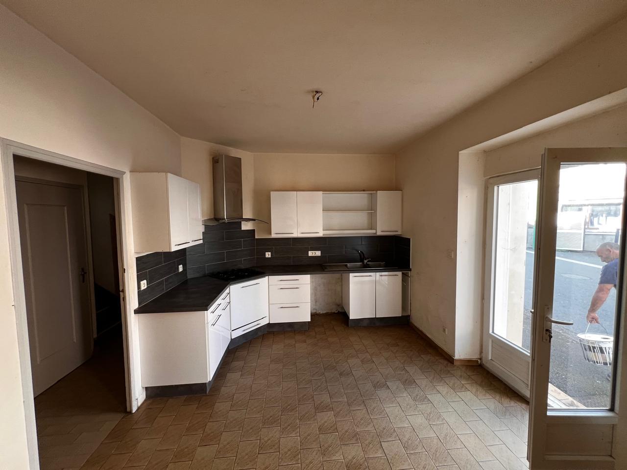 grande maison avec fond de commerce de boulangerie dans un village de 800 habitant. 133 m2 par étage . 6 chambres . laboratoire a l'étage  . cherche un  couple motivé pour remettre cette boulangerie en route  avec un aide de la mairie .arrêt de l'activité  cause maladie .pas d'autre boulanger dans le village sauf un dépôt qui vient de ce monter . très bien placé a coté de la mairie et parking tout au tour .si non peut être transforme en maison d'habitation et plusieurs logements