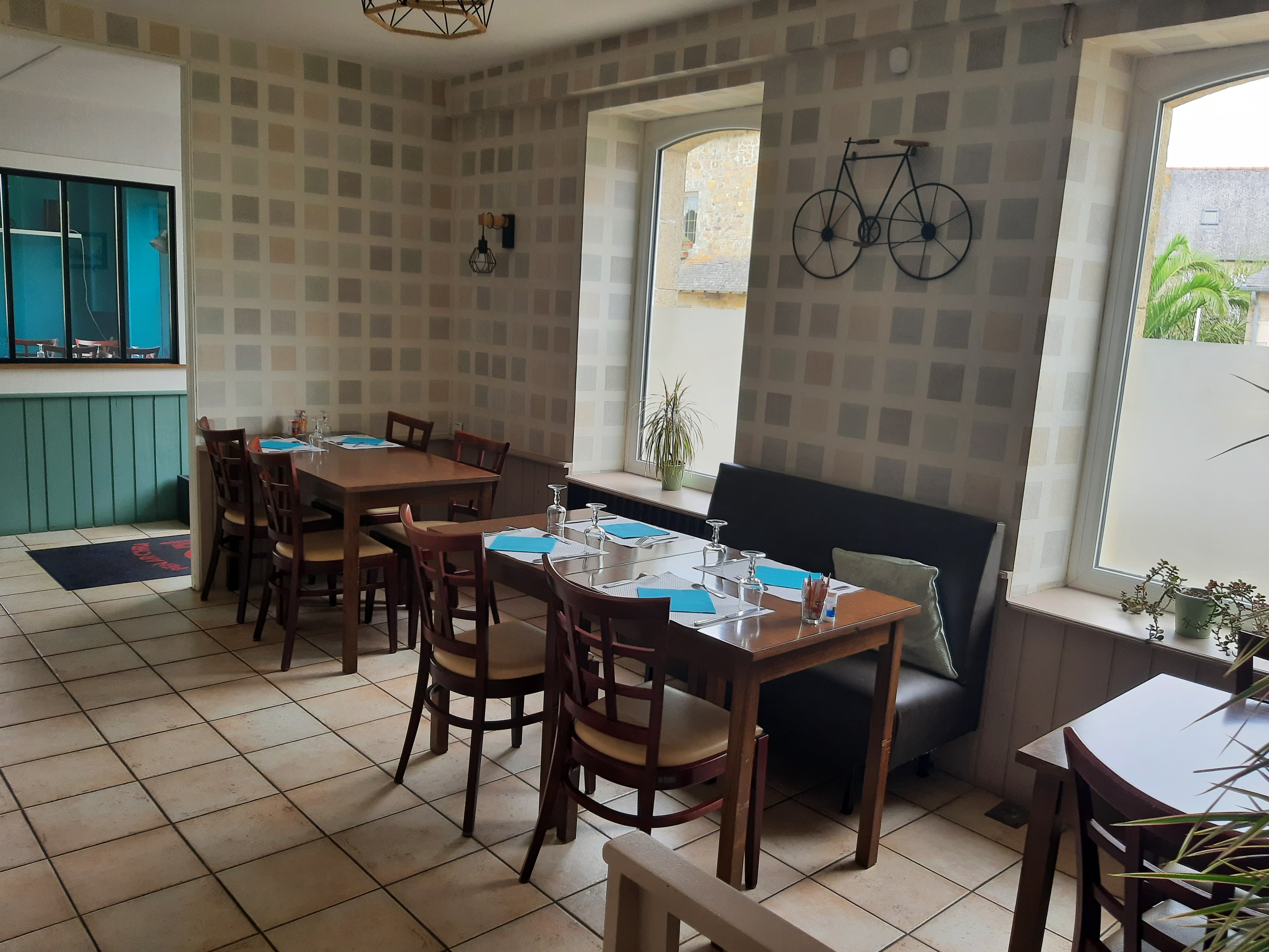 A vendre cause changement de projet.

Un Restaurant/Bar licence IV, 
Idéal pour un couple ou une première affaire pour une  personne issue de la restauration. 

Établissement d'angle situé à Plouigneau (29610), ville dynamique et charmante, comptant  environ 5000 habitants ainsi que de nombreux commerces et entreprises.
Parfaitement placé sur une avenue bénéficiant d'un flux important de passage, mais également à proximité de Morlaix et des plages (Locquirec, Plestin les grèves, Guimaec, Plougasnou,etc...). 
Le restaurant  peut accueillir aisément jusqu'à 70 convives et propose une cuisine traditionnelle de qualité. 
Une formule tout compris est proposée à 16 € tt, s'articulant autour d'un buffet d'entrée, un plat du jour, deux grillades et deux ou trois desserts du jour simple. 

Clientèle d'habitués, en général des artisans, des employés ,des personnes de passage mais également pas mal de touristes en été).
Entre 50 et 70 couverts sont servis du lundi au vendredi midi mais également le Samedi depuis mars 2025 ( CA ht Mars 2025 environ 23.000 € HT )  
- Le Dimanche sur réservation pour des groupes. 
Très bon avis sur Google et les plates-formes de notation.( 4,5*)

Affaire qui tourne avec 2 serveuses et le gérant en cuisine.  

- Masse salariale toute charges : environ 4200€.

- Électricité+fioul+gaz : 800€/mois.

Possibilité de reprendre les contrats des salariés.(Vivement recommandé).
Accompagnement à la passation (selon volonté).
 - CA HT 2024 (N -1) : 114.376 € HT( 7 mois d'activité), 

- CA HT  2025 (N ) : 125.853 € HT (7 mois d'activité) 

Établissement entièrement équipée et répondant aux normes réglementaires (accès PMR,extraction,plonge automatique,centrale de nettoyage...).
Affaire clé en main.
Aucun prêt brasseur.
- Établissement avec de nombreux axes de développement ( ouverture le soir et week-end ainsi que le côté limonade peu exploité, etc...).

Plus d'informations :
Mr Duong.
Tel: 07-70-12-84-50
Prix du fond de commerce : 105.000€ net vendeur 
Loyer : 1086€ /mois 
Bail 3/6/9