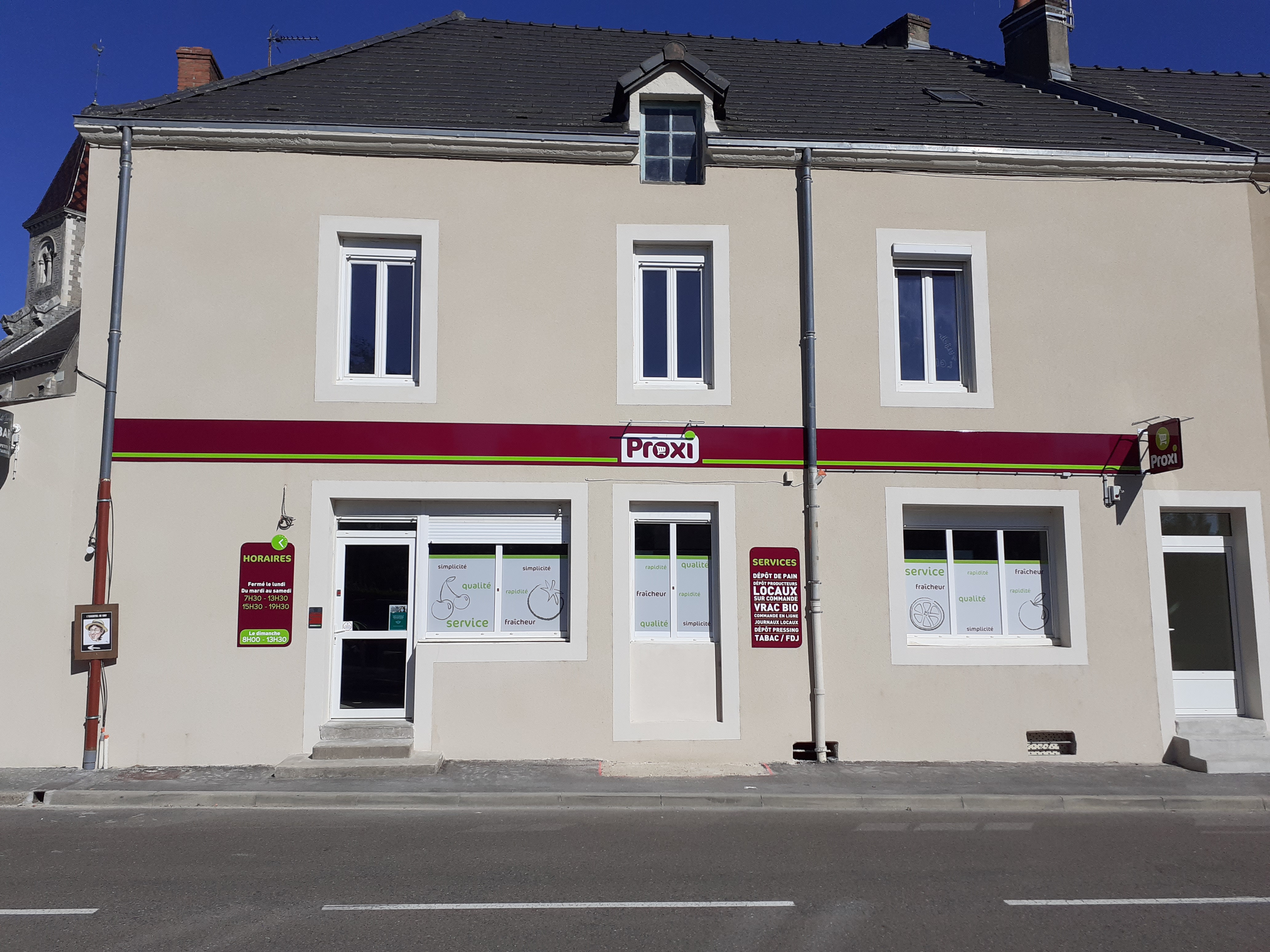 La mairie possède une épicerie communale appelé L'Essentiel.
Elle la met en location via un bail commercial avec une licence IV.
Actuellement, la gérante exerce les activités suivantes : épicerie, bar, restauration, point française des jeux, relais colis. Prochainement, elle souhaite prendre sa retraite.
La Commune cherche donc un repreneur pour poursuivre cette activité commerciale et humaine essentielle pour les habitants.
L'épicerie est située au cœur du village sur un axe passant.