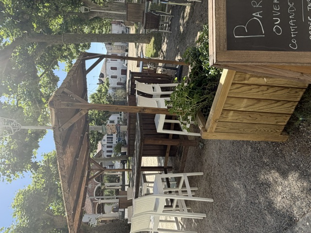 Vente du fond ou Murs et fond
appartement à l'étage  + maison indépendante

Situé au cœur du village historique de Sos, aux portes des Landes et du Gers,
cadre unique sous les arcades.
le restaurant offre une atmosphère conviviale et chaleureuse, avec un bar et une cheminée (pouvant être utilisée pour les grillades au feu de bois.)  À l’extérieur la terrasse sous les arcades et sur la place offre un lieu unique. Possibilité d'organiser des concerts et animation.

Les atouts :  Salle pleine de charme de 30 couverts avec cheminée, + terrasse sous les arcades + terrasse sur la place 
Bar extérieur l'été, et  les marchés des producteurs (apportent un complément d’activité en pleine saison estivale.) 
Cuisine professionnelle équipée
Clientèle internationale et locale

Fort potentiel 
possibilité de développement
Logement sur place

LES ALENTOURS
Les paysages mêlent vignobles d’Armagnac, champs de tournesols, forêts et bourgs historiques. La région se prête à la randonnée, au vélo et à l’équitation, tandis que les producteurs de vins et d’Armagnac contribuent à son attrait touristique.
Nérac et Eauze se trouvent à environ 25 km, Condom à 30 km et Agen à 50 km.
