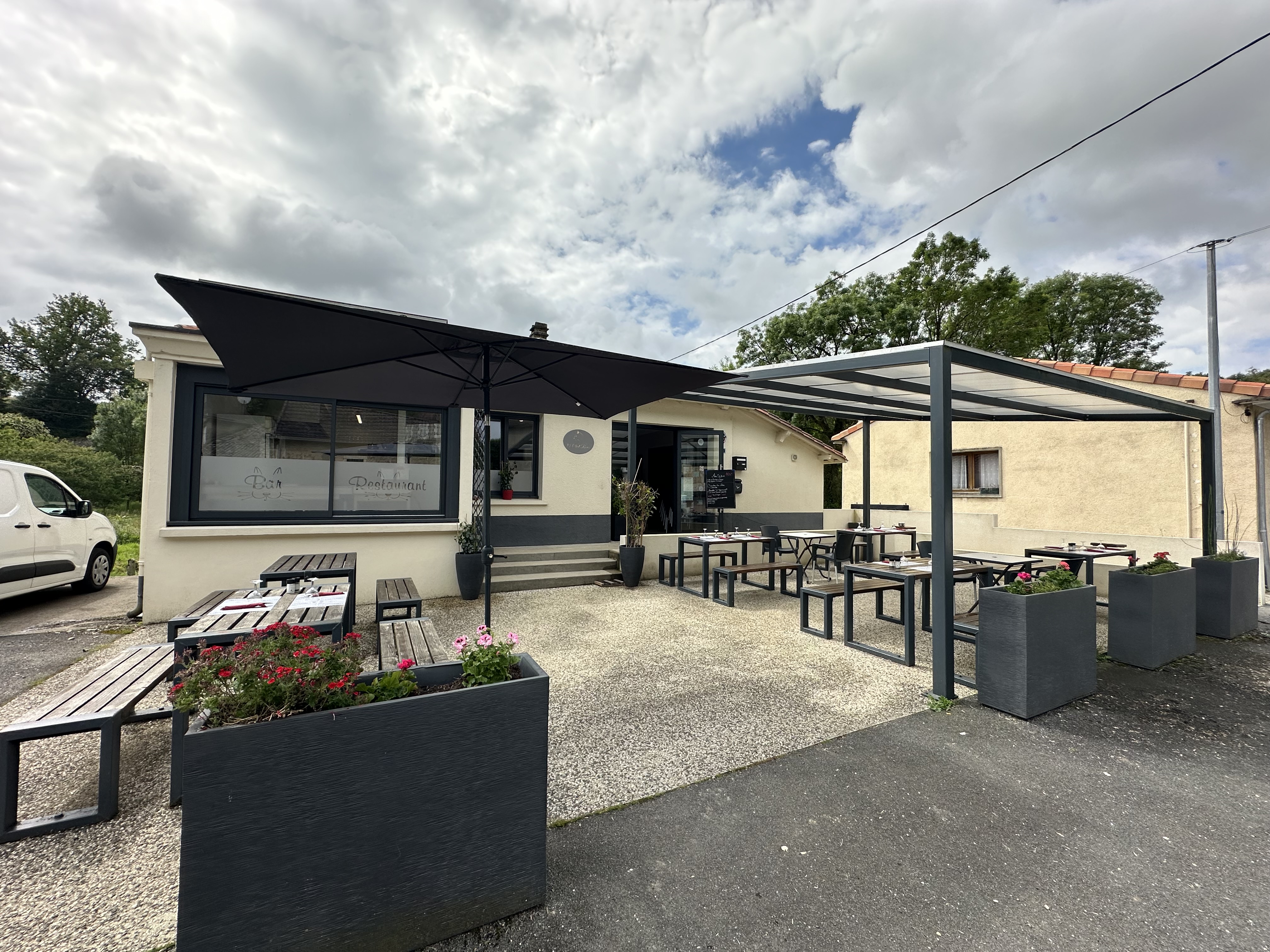 À vendre : Fonds de commerce restaurant une belle opportunité de vie et de développement !

Situé à Charroux (86250), charmant village au sud de la Vienne, connu pour son abbaye et son patrimoine médiéval, ce restaurant familial à la très bonne réputation est une occasion rare pour une personne ou un couple souhaitant allier qualité de vie et potentiel de développement.

Le restaurant est actuellement ouvert uniquement le midi du lundi au vendredi, avec une clientèle fidèle, agréable et régulière. Il fonctionne très bien sur ce créneau grâce à sa réputation locale, mais de nombreuses demandes sont faites pour des ouvertures le soir ou le week-end – un véritable potentiel de croissance pour les repreneurs motivés.
Le cadre de vie est paisible et très agréable, dans un environnement dynamique et touristique.

👉 Possibilité d’acheter les murs du restaurant et le parking en complément du fonds de commerce, pour un projet à long terme en toute sérénité.

⸻

✅ Atouts principaux :
• Ambiance chaleureuse et familiale (actuellement tenu en famille)
• Très bonne réputation locale
• Grand parking privé inclus dans le bail (ou à acquérir)
• Salle accueillante, cuisine fonctionnelle et bien entretenue
• Emplacement visible et facile d’accès
• Clientèle fidèle depuis de nombreuses années
• Bonne base de clients anglophones (nombreux résidents et touristes anglais)

⸻

💶 Informations financières :
• Prix de vente du fonds de commerce : 135 000 €
• Loyer mensuel : 800€
• Option d’achat des murs disponible (restaurant + parking)

⸻

🎯 Raison de la vente :

Départ à la retraite de mes parents, avec qui je gère actuellement l’affaire.

Ce restaurant a tout ce qu’il faut pour continuer à bien fonctionner et se développer. Il s’agit d’une affaire clé en main, idéale pour un couple ou une personne souhaitant s’installer dans un cadre agréable, avec un outil de travail sain et rentable.