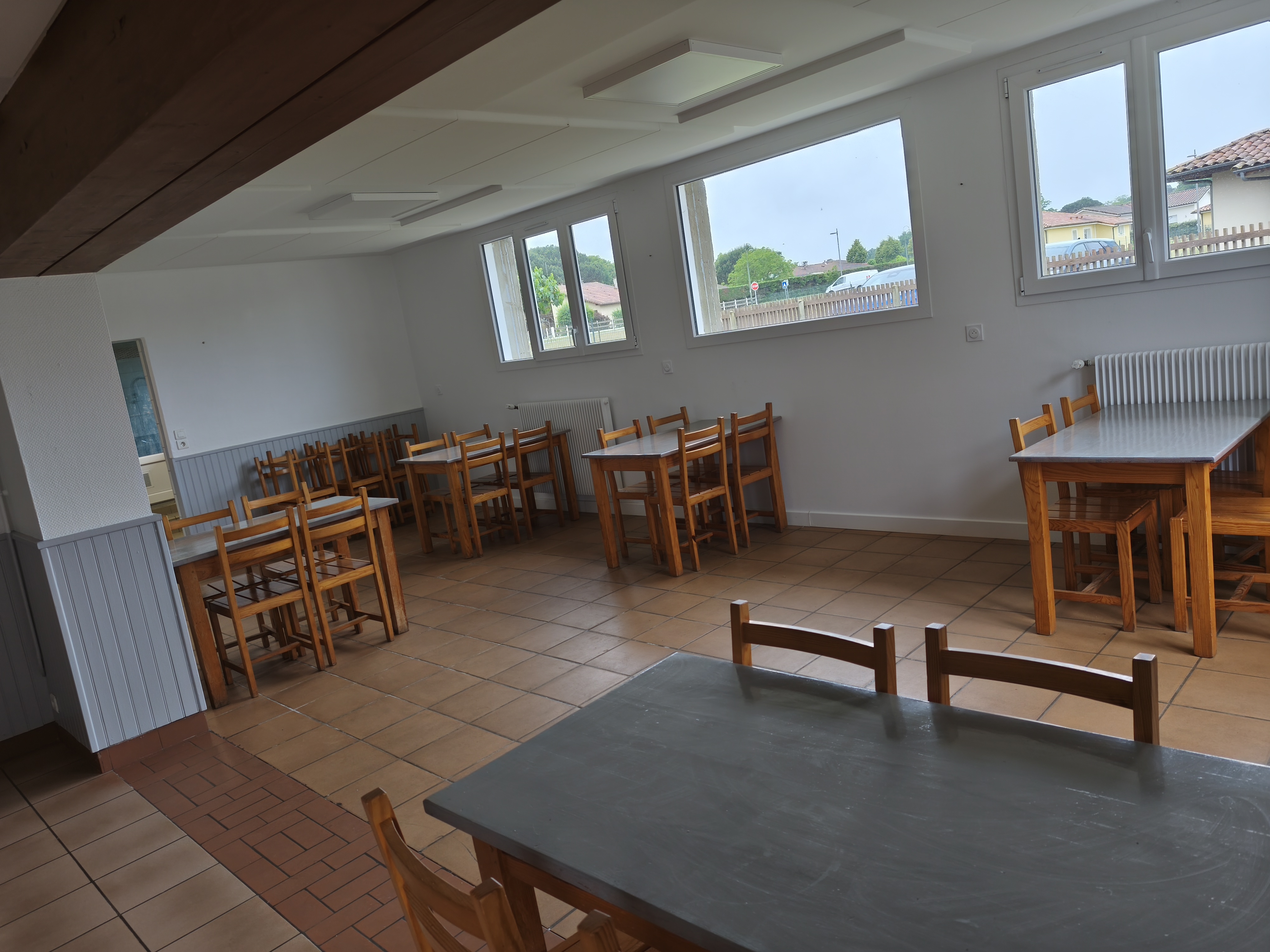 Opportunité à saisir ! La commune de SARBAZAN propose à la location un ensemble immobilier comprenant un fonds de commerce de Bar-Restaurant (avec Licence IV communale) et un grand logement de fonction à l’étage.

Un emplacement stratégique au cœur de la vie locale :
Le commerce bénéficie d'une situation géographique idéale et d'un flux de passage quotidien assuré :
•	Situé au cœur du village, à proximité immédiate de la mairie, de l'école primaire et de la salle des fêtes (idéal pour les événements, banquets et repas associatifs).
•	Proche de toutes les commodités.

Le Commerce (rez-de-chaussée) :
•	Espaces d'accueil : une salle de restaurant climatisée et chaleureuse ainsi qu’une salle de bar distincte. Chauffage économique et convivial via un poêle à granulés récent.
•	Cuisine : entièrement équipée et prête à l'activité (matériel professionnel inclus).
•	Extérieur : une belle terrasse extérieure ombragée, idéale pour la saison estivale, et un parking attenant pour la clientèle.
•	Actif : licence IV mise à disposition par la commune.

Le Logement (à l'étage) :
•	Logement de fonction comprenant 3 chambres spacieuses, idéal pour une famille.

Conditions financières très avantageuses :
•	Loyer global (Commerce + Logement) : 700 € / mois.
•	Coup de pouce à l'installation : 1 mois de loyer offert pour vous lancer sereinement.
•	Dépôt de garantie : 2 mois de loyer (1 400 €).
•	Type de bail : bail commercial incluant le logement de fonction.

Profil recherché & candidature :
La municipalité recherche des professionnels motivés, ayant idéalement de l'expérience en restauration, avec un projet solide, convivial et dynamique pour animer la vie du village.

Pour postuler ou obtenir plus d'informations : merci de contacter le maire, Monsieur Philippe LAMARQUE par téléphone au 06 72 42 85 93ou par email à p.lamarque@sarbazan.fr. 
Un dossier de candidature (CV, description du projet, garanties) vous sera demandé.