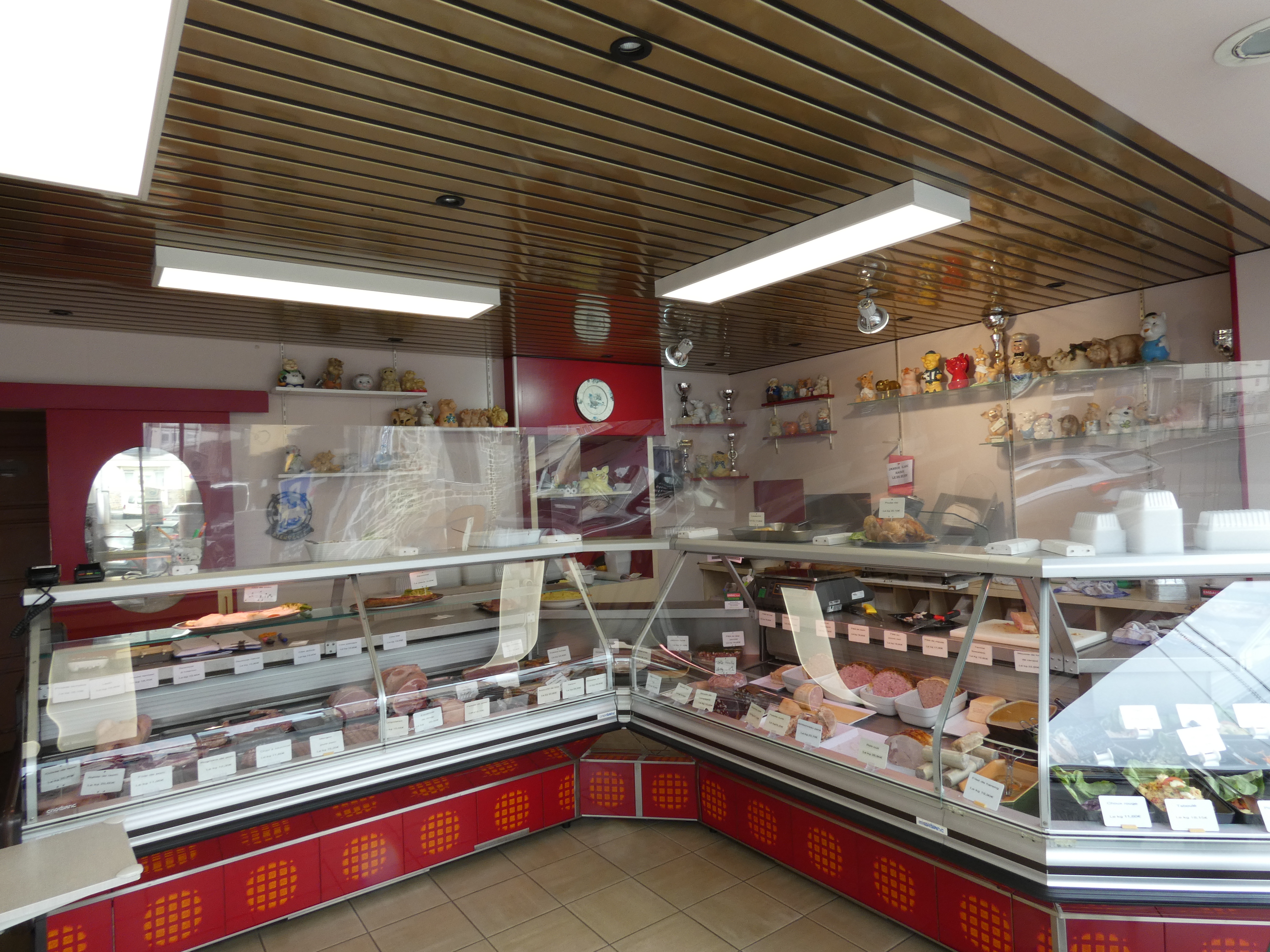 Fond de commerce de charcuterie. Boutique de 36m2 et labo de 68m2 (divisé en 2 parties). Situé dans une ville dynamique sur une route passant proche d'autres commerces. Exploité par les mêmes propriétaires depuis 30 ans dont le chiffres d'affaire est en constante évolution.