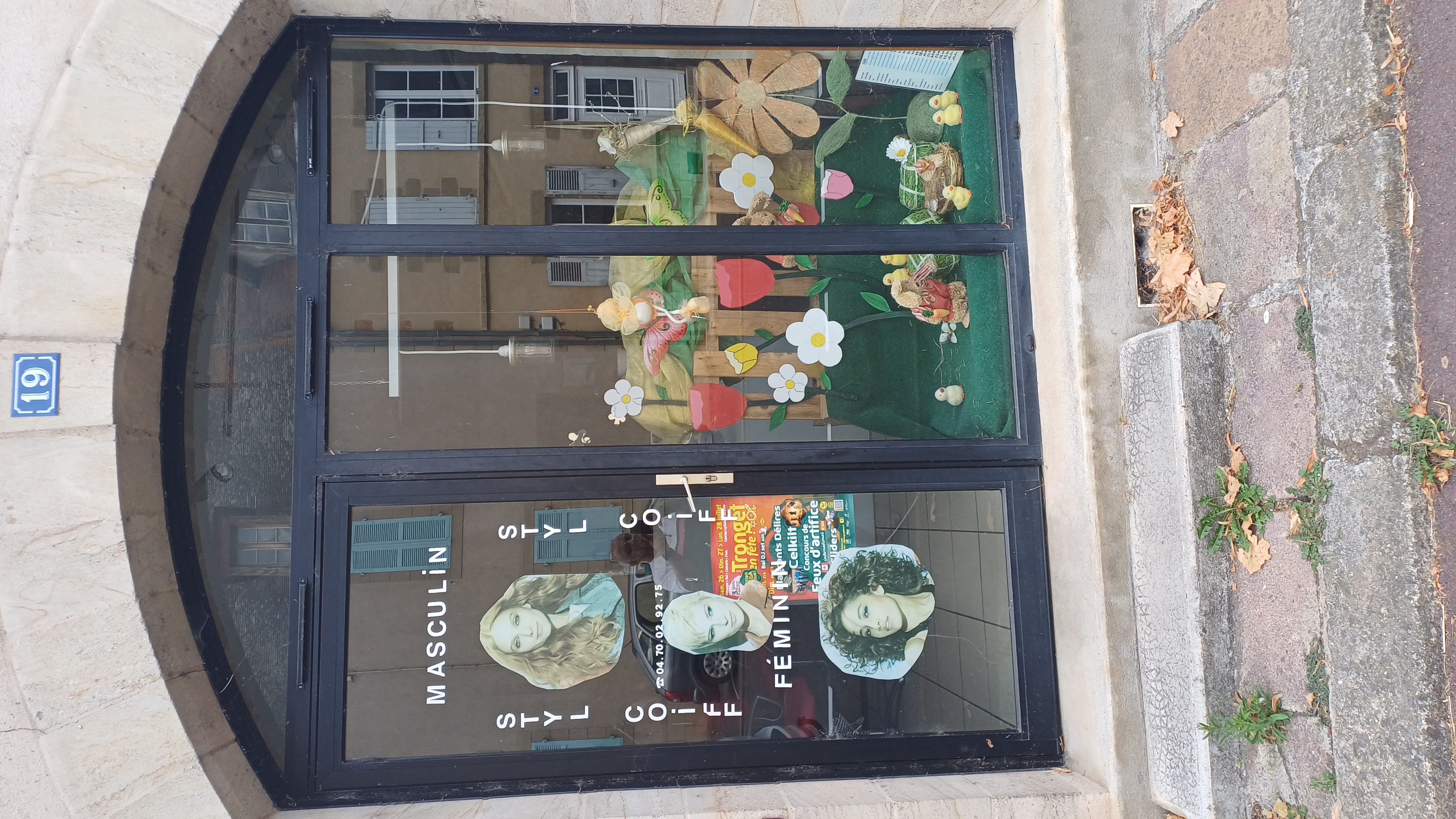 Vend salon de coiffure,le fond uniquement tout le matériel reste à l'intérieur, très bonne clientèle.
Petit loyer environ 300€

Pour plus de renseignements vous pouvez me contacter au
06.16.86.25.12