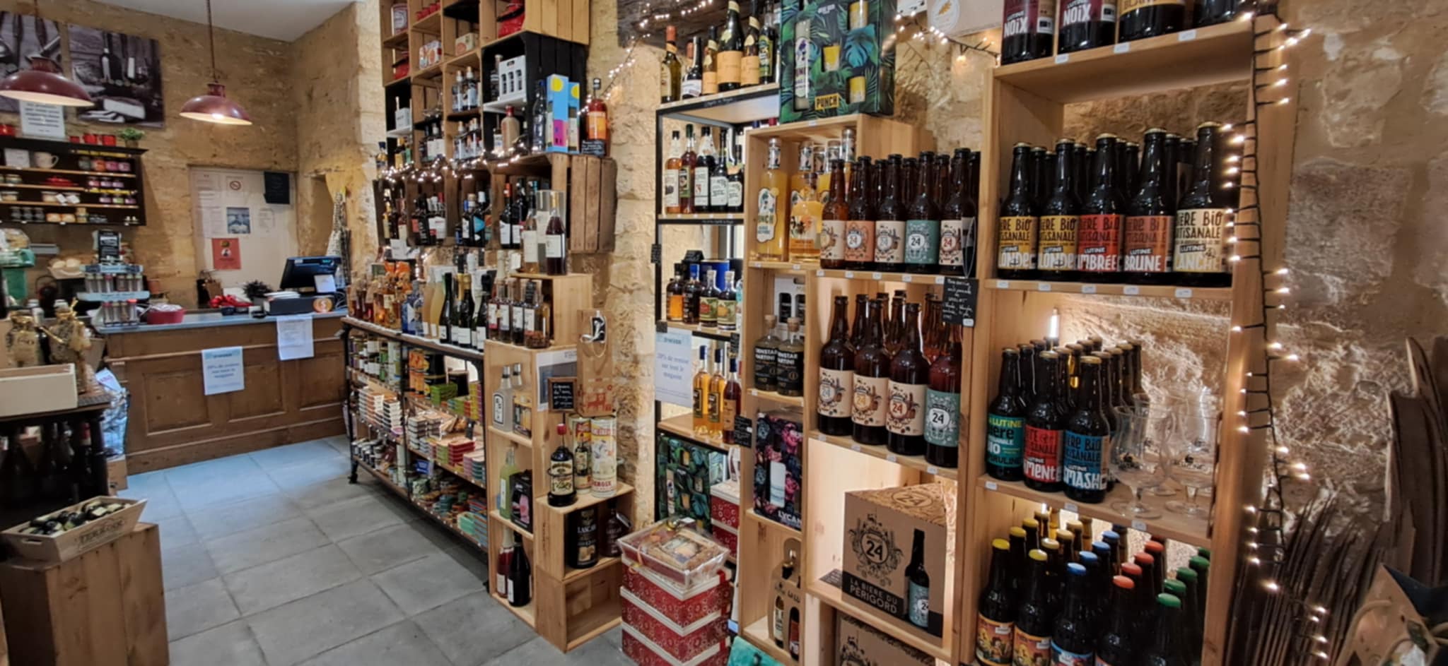 Situé au coeur du centre historique de Sarlat, capitale du Périgord noir, ce fonds de commerce est spécialisé dans la vente de produits d'épicerie fine et de produits régionaux.
Il possède également un rayon frais avec des fromages et charcuteries à la coupe, un espace arts de la table/cadeaux/décoration et une petite restauration sur place ou à emporter.
8 ans d'existence - Clientèle locale fidèle et clientèle touristique. Très bonne renommée. Commerce reconnu pour la qualité et la diversité de ses produits
CA 2025 : 159 000 K€ - Effectif équivalent temps plein sur une année = 1,2.
Activité ouverte à l’année avec pics saisonniers en périodes touristiques (vacances scolaires, jours fériés et été) et pendant les fêtes de fin d’année.
Local commercial de 103m2 en surface au sol (86m2 en loi Carrez), rénové en 2017, chaleureusement agencé et réparti en plusieurs univers.