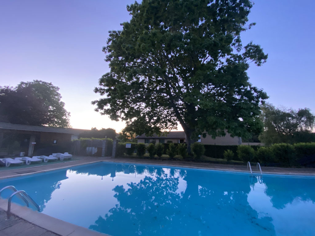 À vendre, ensemble touristique de charme situé en Haute-Loire, sur la commune de La Chapelle-Geneste, en environnement naturel
préservé, idéal pour un projet de vie et d’exploitation en couple. L’établissement, exploité depuis 2001, bénéficie d’une clientèle fidèle et
diversifiée (locale, régionale, nationale et internationale), orientée principalement vers une clientèle de particuliers en recherche de
calme, nature et authenticité. Le site développe une surface d’environ 1.500 m² et se compose de 12 gîtes indépendants, permettant une
capacité d’accueil importante et flexible : 84 personnes, 34 chambres. L’activité est exploitée à l’année. Les équipements et
infrastructures offrent un cadre attractif et complet : piscine, salle de jeux, salle multi-activités (adaptée notamment PMR) pouvant
accueillir 120 personnes assises, terrasse et espaces extérieurs, parking, environnement naturel privilégié. L’ensemble est globalement conforme
aux normes en vigueur (hygiène, sécurité, accessibilité partielle). L’exploitation est aujourd’hui assurée par 2 exploitants avec un renfort
saisonnier. Le chiffre d’affaires s’élève à environ 95.000 € HT (2025), avec un potentiel de développement réel (optimisation du taux de
remplissage, montée en gamme, diversification des offres : séminaires, groupes, bien-être, etc.). Vente pour cause de départ à la retraite.
Le cédant est propriétaire des murs, avec possibilité de cession globale (fonds + immobilier). Un accompagnement du repreneur est
possible. Profil recherché : Projet idéal pour un couple souhaitant s’investir dans une activité touristique avec cadre de vie qualitatif et
potentiel de développement. Points forts : ensemble touristique clé en main, cadre naturel attractif et recherché, capacité d’accueil
importante (12 gîtes), activité existante avec clientèle fidélisée, fort potentiel de développement (commercialisation, montée en
gamme, diversification), immobilier inclus (selon modalités de cession). Détails du prix de vente de 720.000€ Fonds (matériel), Maison
d'habitation de 200m², Parc de 12 gites + piscine + salles de réception, etc... : Ces tarifs s'entendent Hors Frais d'Agence Eventuels. La CCI
ne prend aucune commission sur la transaction sur la vente. En cas de rachat, merci de vous adresser au conseiller CCI pour étudier les
subventions possibles pour une rénovation éventuelle du domaine.