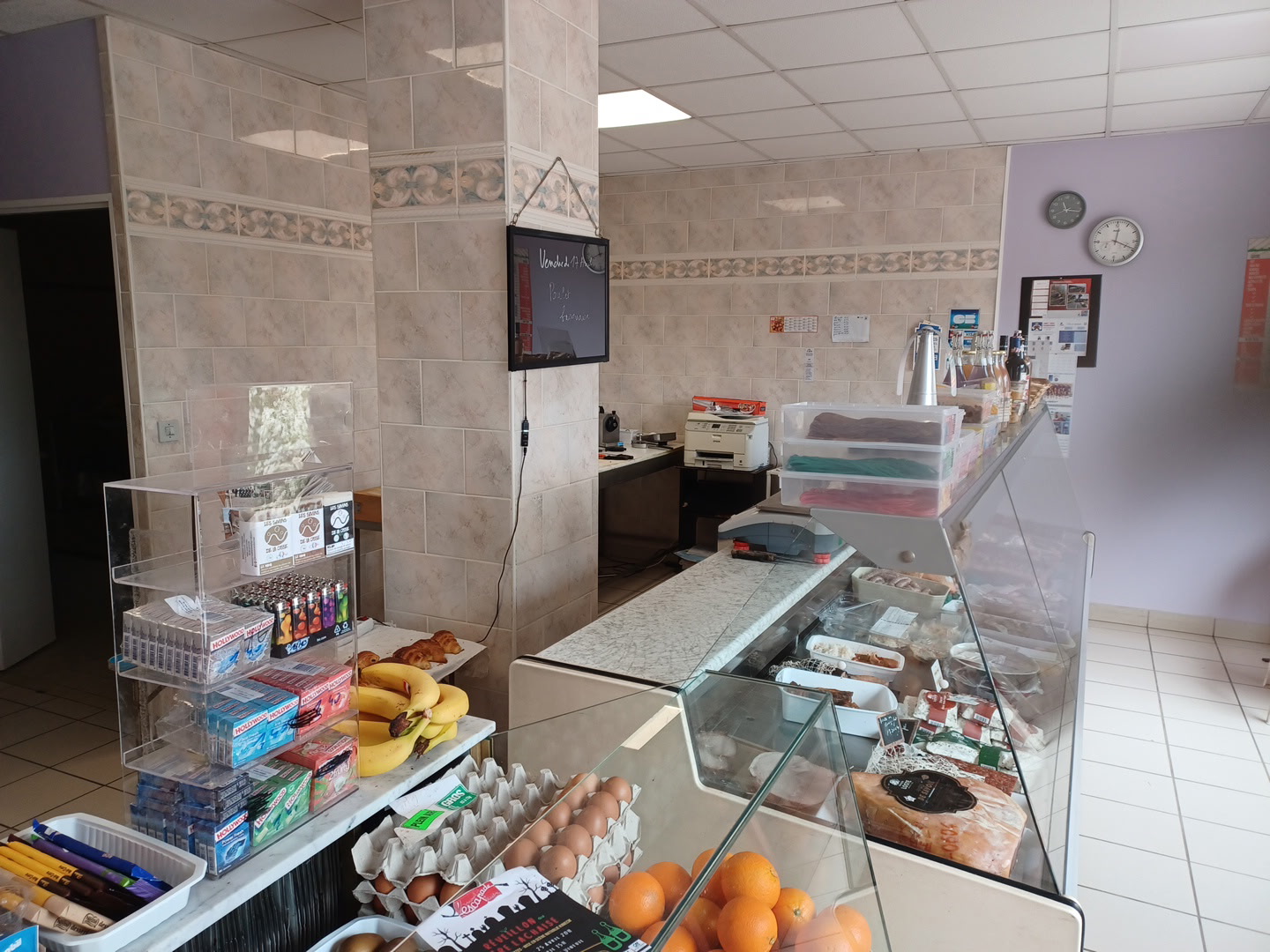 Vends boucherie-charcuterie et services  entre Blois et Vendôme. Sur localité réellement vivante, en coeur de bourg avec parkings. Chiffre d'affaires : 130 000 euros  dont 10 000 euros en commissions (tabacs, relais CA, etc...). Approvisionnement en proximité. Charges modestes : électricité : 2200 euros/an, loyer: 250 euros/mois. Surfaces généreuses : boutique de 65 m², laboratoire 30 m² et remise de 20 m². Locaux rationnels aménagés dans le cadre d'un projet communal. Fonds de commerce avec matériels : 43 000 euros. Logement F3 de 66 m² possible.