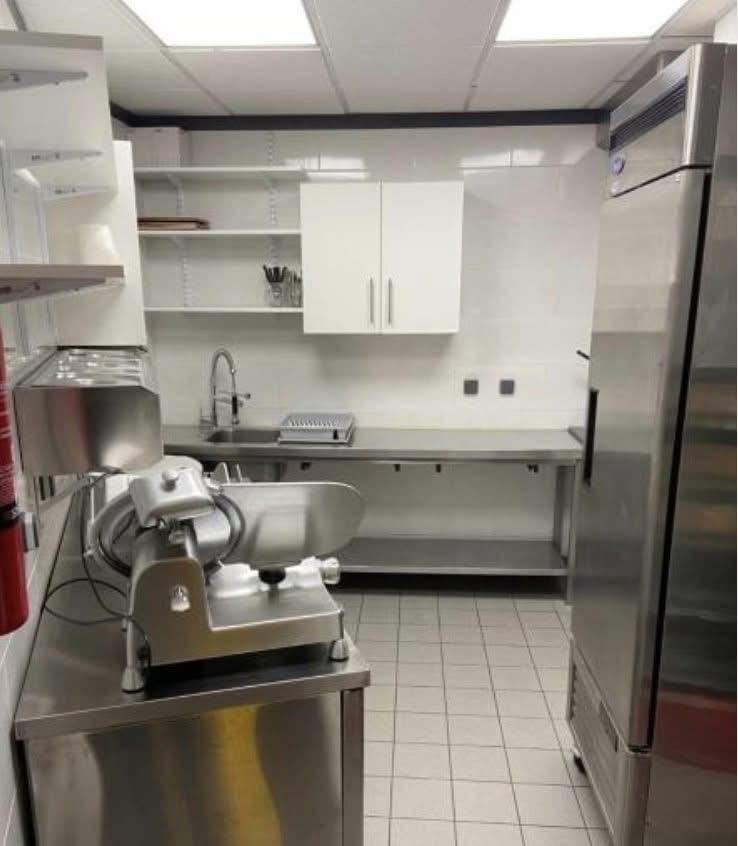 A VENDRE CAUSE RETRAITE BAR SNACKING FDJ MURS ET FONDS 220000€
gros potentiel de développement, situé sur le chantier du LYON -TURIN, durée 15 ans minimum, 4000 personnes attendues.
N'hésitez pas à nous appeler pour plus de détails.