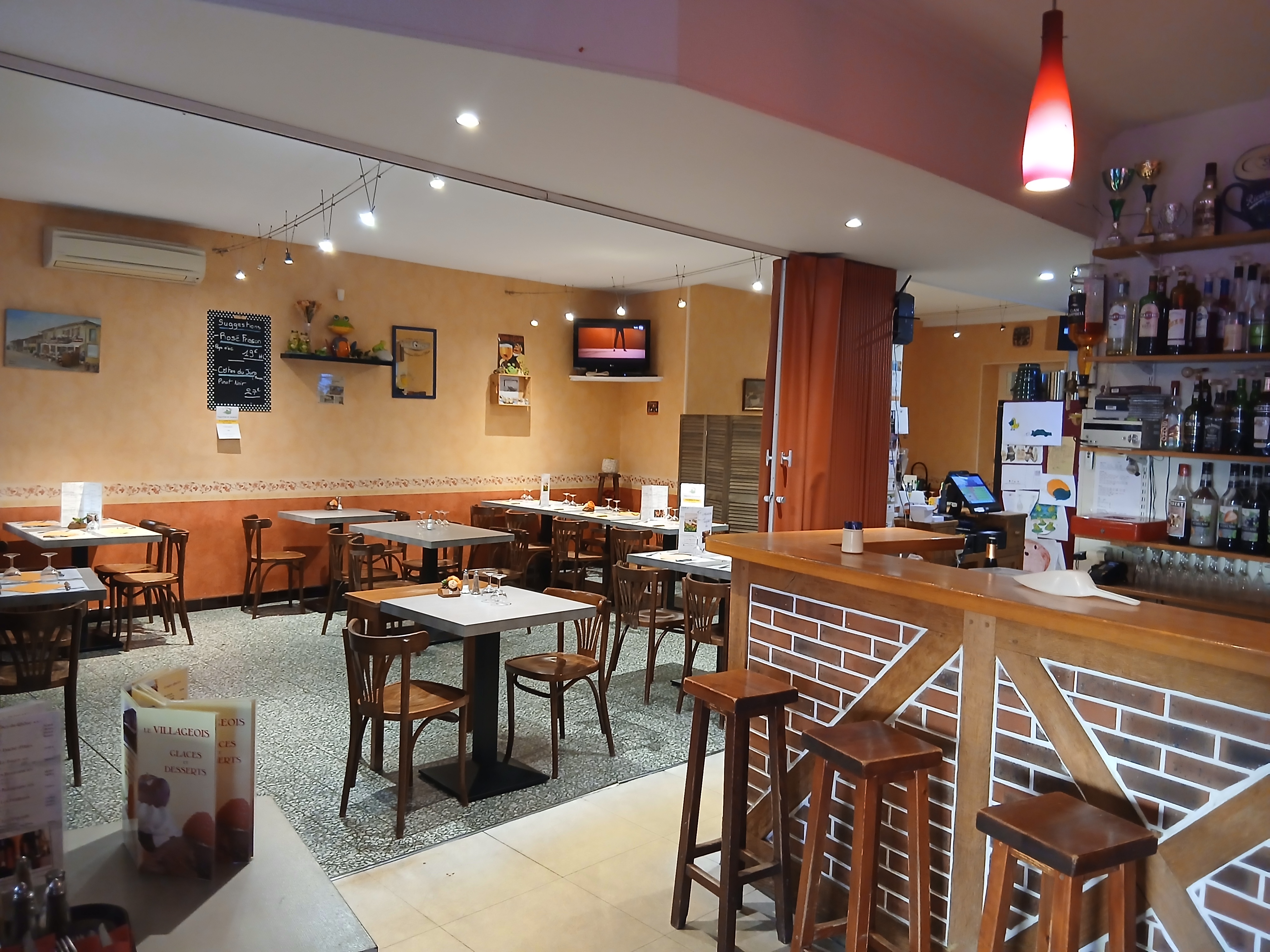 Bar, restaurant, pizzeria dans un village au calme à la limite du Jura et Saône et Loire , proche de plusieurs gros villages et autoroute.
Exploité depuis 26 ans
Clientèle locale principalement et tourisme en été.
Composé de 2 salles 40 couverts au RDC et 100 à l'étage.
2 terrasses 1 de 40 couverts et 1 de 20.
1 appartement de 100m2 environ (3 chambres). Piscine hors sol et terrain 500m2
Affaire idéale pour un couple , loyer modéré.