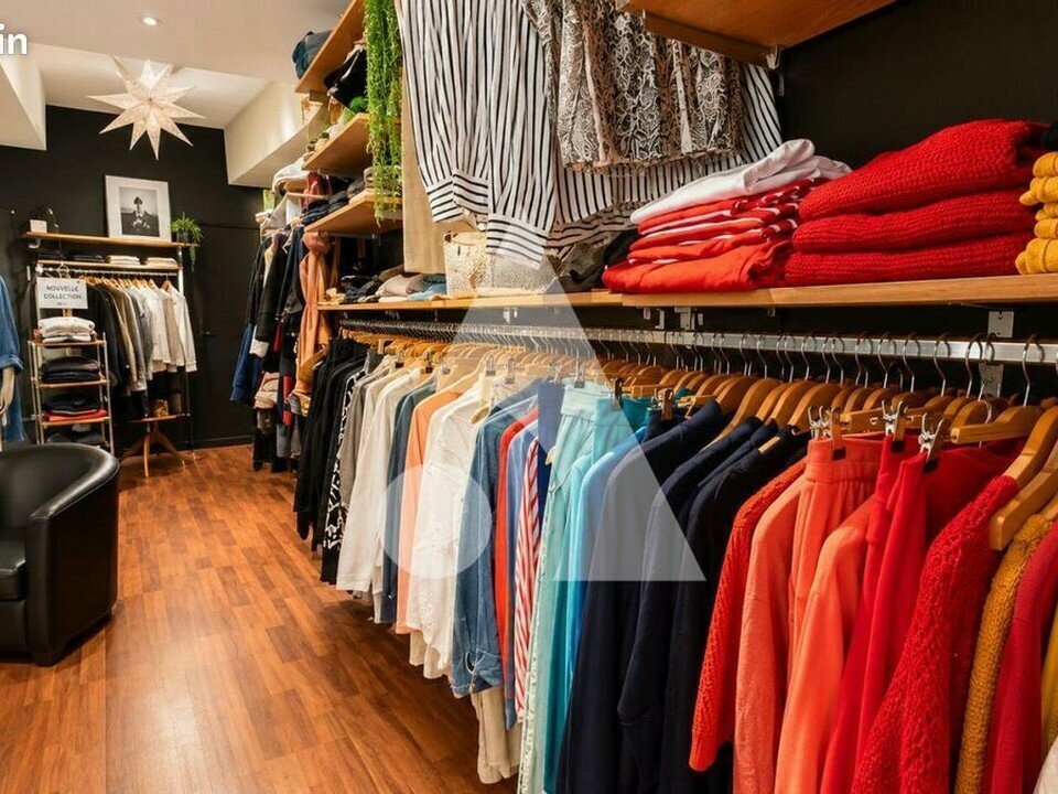 Fonds de commerce de prêt-à-porter homme et femme de 140 m², en activité depuis plus de 10 ans avec une clientèle fidèle. Le local dispose d’un espace de vente aménagé avec parquet et d’une arrière-boutique avec point d’eau et vestiaire. Double vitrine en façade offrant une excellente visibilité. Chauffage individuel, rez-de-chaussée. Cession motivée par un départ à la retraite de la propriétaire.

Surface totale : 140 m² de plain-pied. Espace de vente aménagé avec parquet, arrière-boutique avec point d'eau et vestiaire.

Prix de cession : 15 000 €

Annonce proposée par Pôle Implantation Commerce, service d'accompagnement des porteurs de projets commerciaux (réf. ref8432).