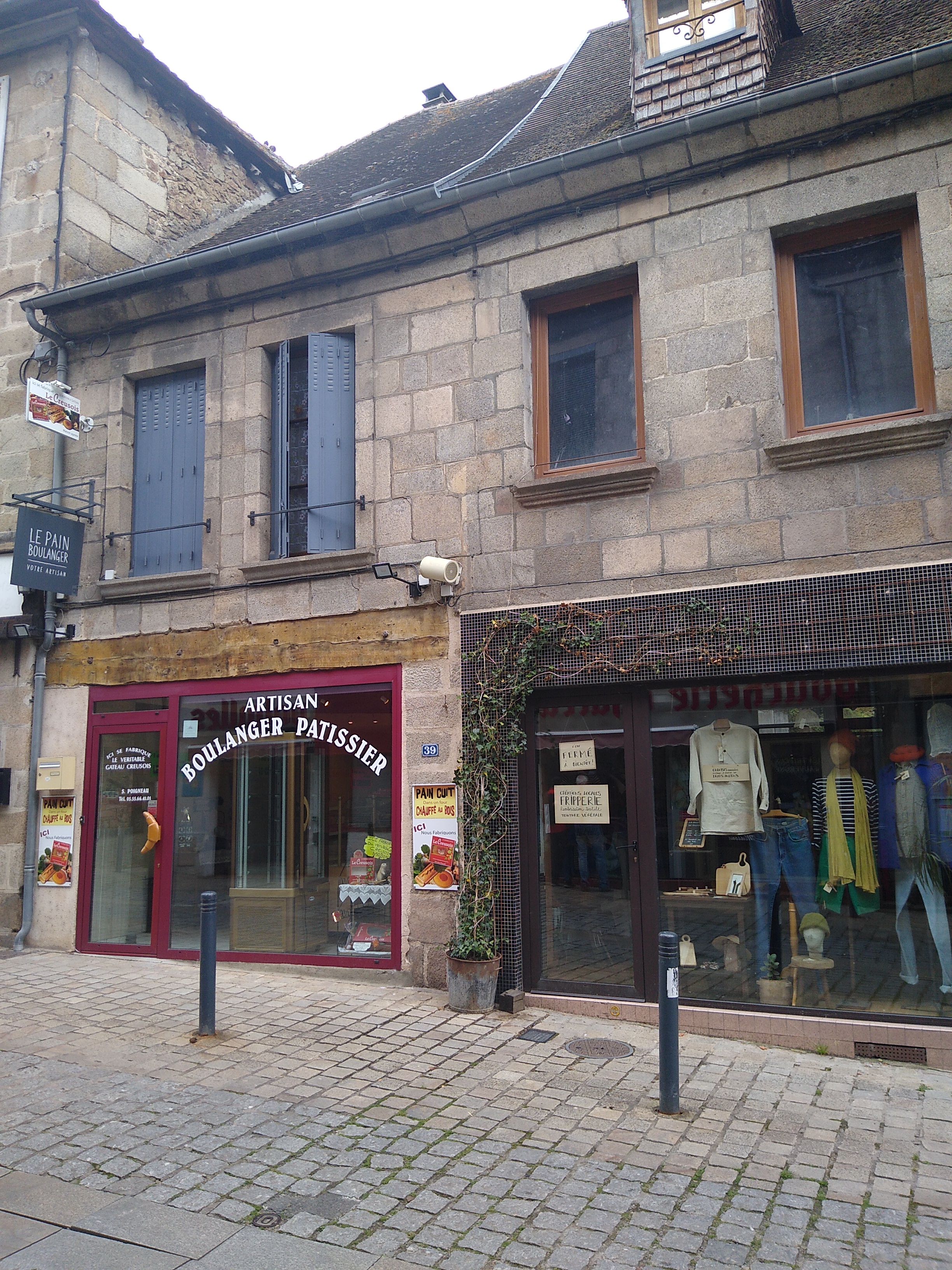 Entre Limoges et Clermont-Ferrand, cette boulangerie implantée depuis plus de 23 ans dans le centre-ville de Felletin est à reprendre pour cause de départ à la retraite. Idéalement située, dans une rue commerçante avec places de parking à proximité. Felletin est une commune conviviale avec une vie commerçante et associative très importante drainant de nombreux clients (habitants et touristes), notamment avec l’incontournable marché du vendredi, le plus important du sud Creuse.
Local professionnel entièrement équipé de près de 100 m²
composé :
> d’1 magasin de 25 m²
> d’1 fournil de 54 m² (four RAMALHOS à bois & gaz – 9
bouches, 1 groupe de pesage récent)
> d’1 laboratoire de pâtisserie de 20 m²
+ réserves de près de 30 m², WC
 liste du matériel sur demande
chiffre d’affaires au 30/09/2023 : 200 K€ HT. Établissement fermé 2 jours et demi par semaine et 6 semaines de fermeture annuelle
 fabrication de la spécialité très appréciée « Le Creusois »
+ potentiel de développements : sandwicherie, pièce-montée,
tournées de livraison, etc.
logement à l’étage à rafraichir de type T4 (classe énergie : C) avec une grande cour intérieure entièrement fermée et sécurisée de près de 688 m², situé en zone FRR (France Ruralité Revitalisation) et en zone ORT (Opération de Revitalisation de Territoire) ouvrant droit à des avantages fiscaux. Felletin, ville porte du Parc Naturel de Millevaches en Limousin (reconnu Réserve Internationale de Ciel Etoilé) est une commune dynamique et conviviale où vous trouverez tous les équipements, commerces et services de proximité (maison d’assistantes maternelles, écoles, collège et Lycée des Métiers du Bâtiments, centre de loisirs, professionnels de santé, médiathèque, antenne du conservatoire, espace de coworking, gare). Felletin se situe à seulement 10 minutes d’Aubusson, la Sous-préfecture (commerces, Scène Nationale, lycées, piscine, maison des sports, cinéma, etc).
La vitalité de Felletin est liée à la présence de nombreuses associations qui proposent aux habitants de tous âges des lieux pour se rencontrer, des activités culturelles et sportives, festivals et concerts tout au long de l’année. Ici, la nature est préservée (ruisseaux, lacs, zones humides, forêts et prairies) et propice aux
activités sportives de pleine nature : randonnée à pied, à cheval ou VTT, paddle…
Vous ne serez Pas seuL·e·s dans vos démarches !
1 accompagnement et conseil par les cédants ;
1 accompagnement à la reprise de l’activité - Chambre de Métiers
et de l’Artisanat de la Creuse (prévisionnel financier, statut juridique,
formations, obligations légales, orientations sur les dispositifs
d’aides financières)
 1 accompagnement personnalisé à l’installation pour vous et votre
famille (emploi du conjoint, logement, écoles, services, activités sportives
et culturelles…) par la Communauté de communes Creuse Grand Sud