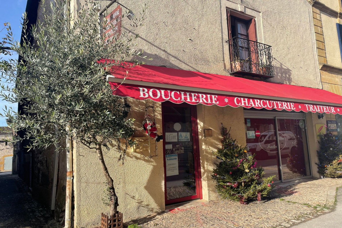 Commerce avec habitation situés dans un village de la vallée de la Dordogne, classé parmi les Plus Beaux Villages de France, reconnue pour sa douceur de vivre, aux portes du Périgord Noir et du Lot et Garonne.
Le village, très touristique, possède une école primaire, un centre aéré, une poste, une mairie, un cabinet médical, une pharmacie et de nombreux commerces (bar, restaurant, tabac, artisans d?art?)
La résidence attenante à l?espace professionnel comprend un logement avec 3 grandes chambres, une salle de bain, un salon de 45 m2, une cuisine équipée, chauffage au fioul.
L?activité du commerce est une boucherie, charcuterie, traiteur.
L?emplacement commercial se situe sur un axe de passage touristique très fréquenté, au c?ur du village.
Le matériel et l?agencement sont complets, entretenus régulièrement par des professionnels.
Magasin entretenu et accueillant, deux vitrines froides, deux armoires froides, rôtissoire?
Liste du matériel complet sur demande. Tout le matériel reste y compris le petit matériel.
CA réalisé en magasin et en traiteur.
Potentiel à développer
Le magasin ferme le dimanche après-midi et le lundi en hiver et ouvre tous les jours sauf le dimanche après-midi l?été.
Prix d'achat : 260 000?
Renseignements au 05.53.22.61.33 ou 06.32.10.53.34