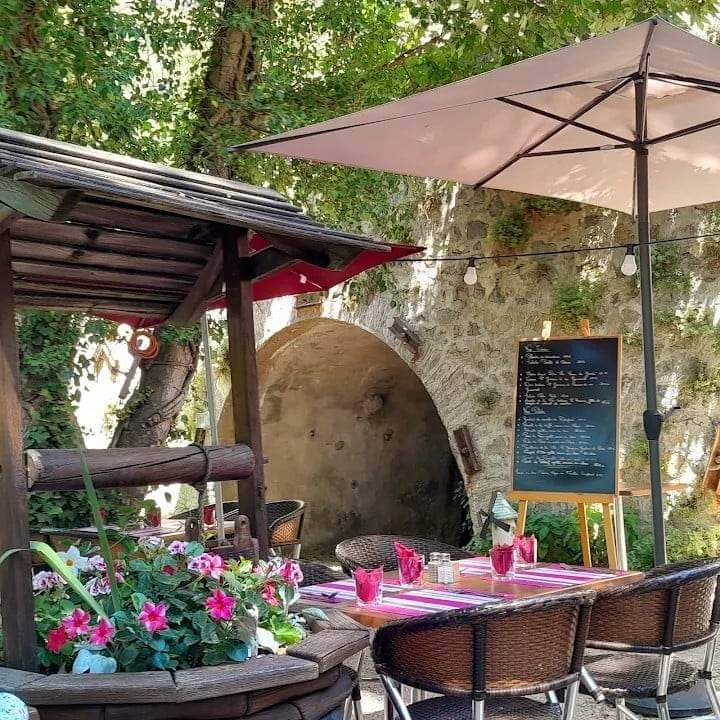 Pour cause nouveau projet, ,je mets en vente restaurant dans le haut Var. Au coeur du parc national du Verdon 
L'établissement dispose d'une salle pouvant contenir une quarantaine de couverts 
La cuisine est entièrement équipée, une première terrasse de 56 places assises : pouvant contenir plus , une petite terrasse d'une vingtaine de places pour la mi saison 
Un T3 de 70 M2 se trouve au 3 ème étage 
Restaurant totalement équipé et prêt à travailler, convient pour tout type de cuisine ou thème , l'espace disponible permet tout aménagement possible 
Le tout pour un loyer 1560€ TVA et charges comprises 
N'hésitez pas à nous contacter pour plus d'informations