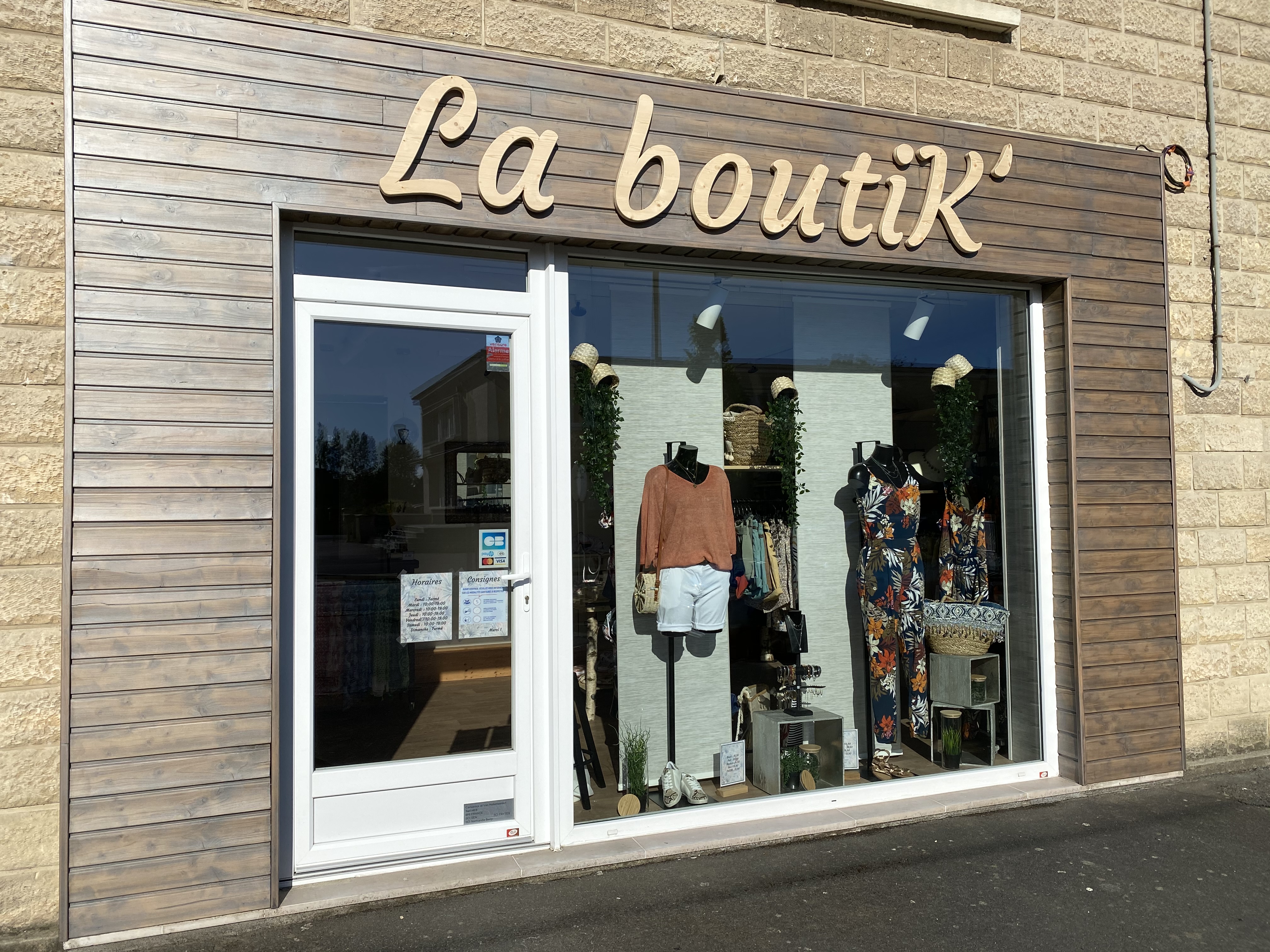 Bail commercial, boutique idéalement placée dans un bourg de 1800 habitants tous commerces dans le triangle Caen, Bayeux, Villers-Bocage.
Venez découvrir un emplacement de 66m2 qui sera favorable à l'ouverture de votre activité.
Loyer de 595€ par mois

Prix de vente HT - honoraires d'agence inclus