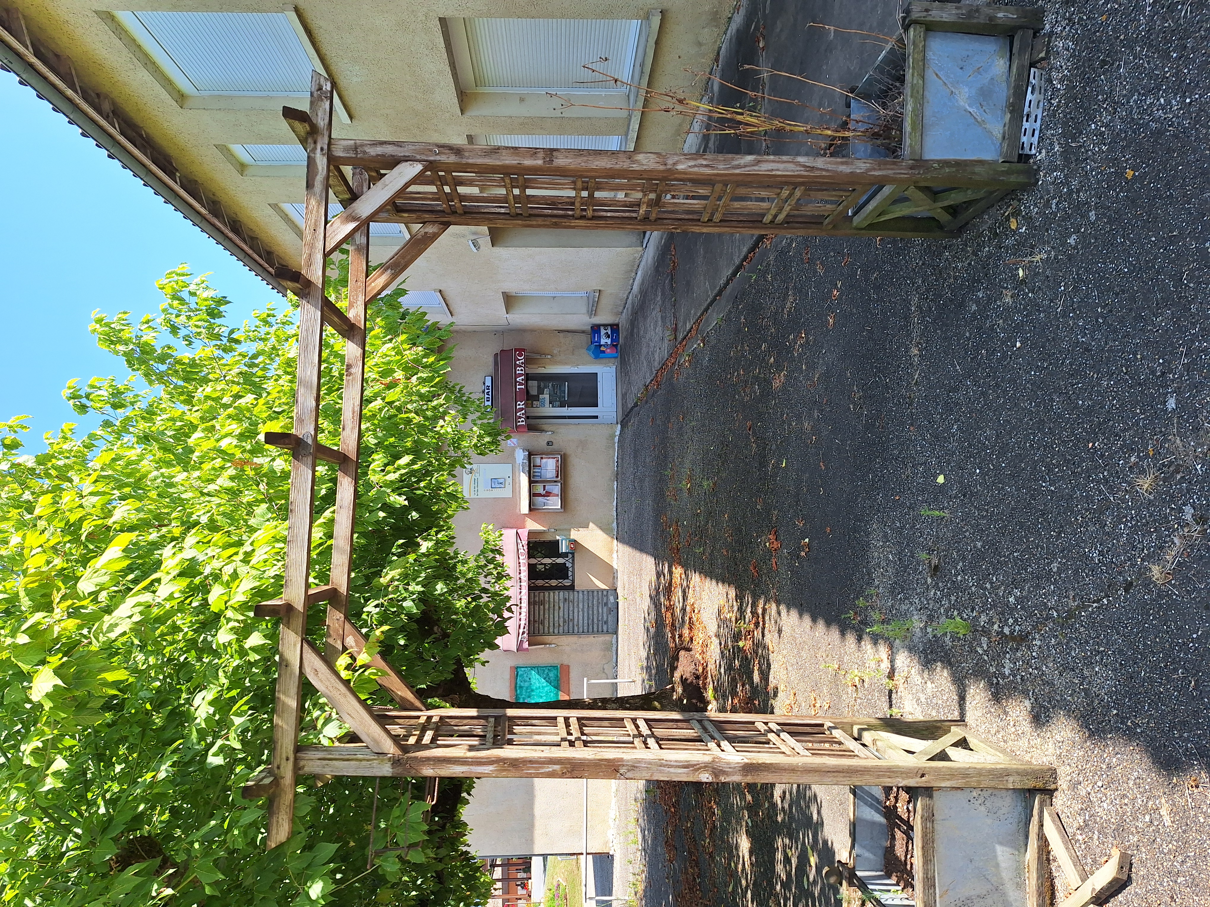 Commerce au cœur d’une commune rurale de 486 habitants, Saint Sernin appartient à l’arrondissement de Marmande, et à la communauté de communes du Pays de Duras.
La commune bénéficie de très nombreux services :
•	Une école avec 2 classes 
•	Cabinet médical 
•	Un restaurant « la Grange » acquis par la commune 
•	Une structure : famille d’accueil pour les personnes âgées (3 chambres)
•	Une structure : famille d’accueil pour enfants placés (2 à 3 jeunes)
•	Deux assistantes maternelles
•	Un terrain de foot, 
•	Deux terrains de tennis 
•	La commune de St Sernin compte 10 associations 
La commune cherche des gérants pour le multi commerces : bar-tabac-alimentations. Ce dernier dénommé "la clé des champs" dispose d'un logement attenant, Licence de 4ème catégorie, propriété de la commune de SAINT SERNIN.
l'objectif étant de conserver dans le milieu rural une activité commerciale de proximité.