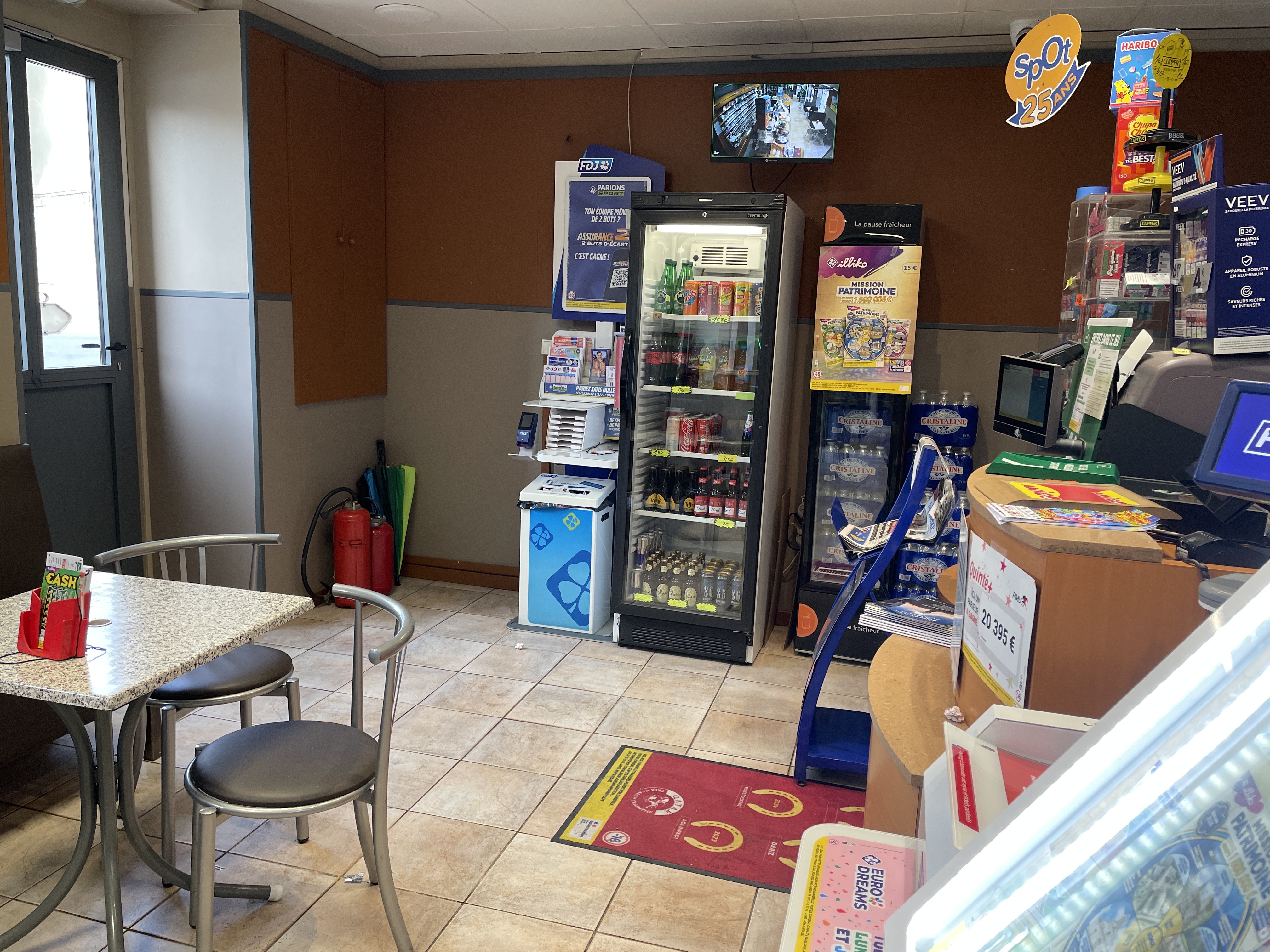 Bar tabac pmu , matériel ok , , petite terrasse de 20 places , ouvert du mardi au dimanche .de 9h30 à 21 h , fermé le lundi . Petit loyer . Possibilité d’un logement de fonction  de 60 m2 après restauration.  Prix en rapport avec bilan