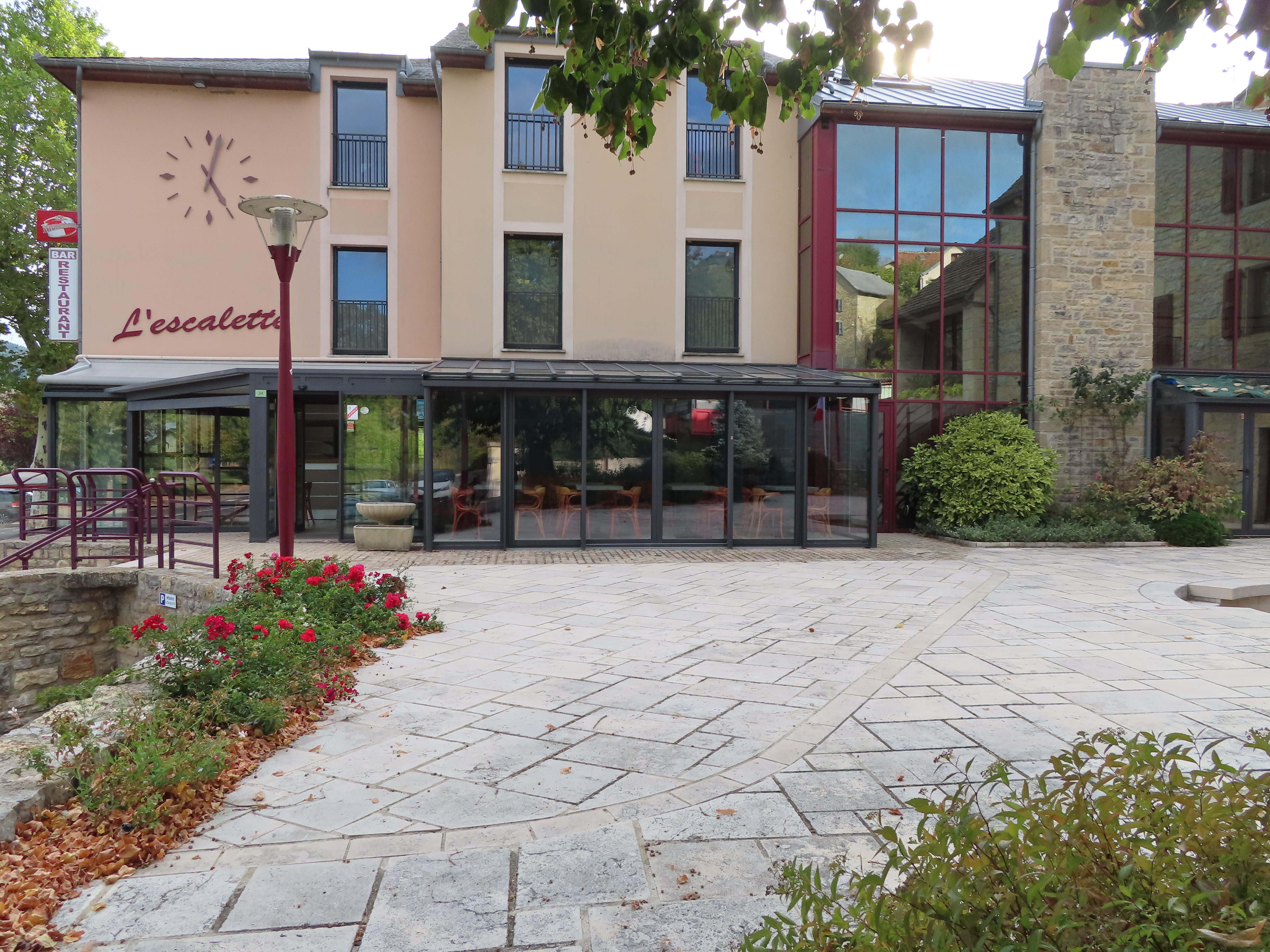 A reprendre, multiservices : bar - restaurant - alimentation communal situé à l’Ouest du département de la Lozère, proche de l’A75 reliant Clermont-Ferrand à Béziers. La commune d’Esclanèdes (420 habitants) est située dans la vallée du Lot, sur la RN 88 (entre 8 000 et 12 000 véhicules par jour), à 15 min de Mende et de Marvejols, à la croisée de sites touristiques emblématiques du département.

Construit par la commune en 2009, le local d’activité (180 m²) est composé d’un premier volume comprenant une salle de bar-restaurant avec anciennement une surface de vente pour une alimentation générale (environ 60 m²). Un second espace est composé d’une cuisine semi-équipée, d’une seconde salle de restaurant, un dégagement avec sanitaires, deux réserves et une chambre froide. Une grande terrasse est exploitable sur la place du village. L’établissement peut accueillir 40 couverts en intérieur et jusqu’à 30 couverts en extérieur.

Idéal pour un couple ou deux associés. Le preneur devra disposer d’une première expérience en restauration.

Loyer mensuel : 800 € HT
Licence IV: 120 €/an
Droit de terrasse : 150 €/an