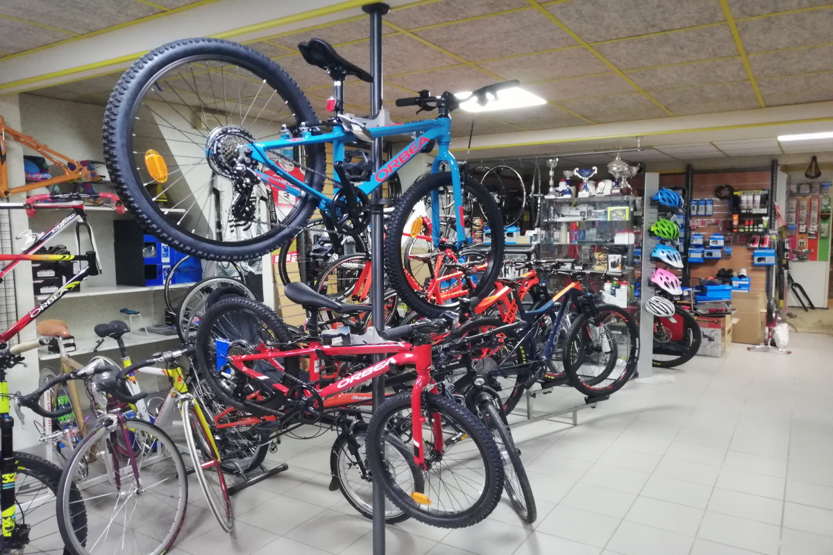 Vend fond de commerce de ventes et réparations cycles et motoculture.
Avec possibilité d'acheter l'appartement qui est habitable au-dessus
