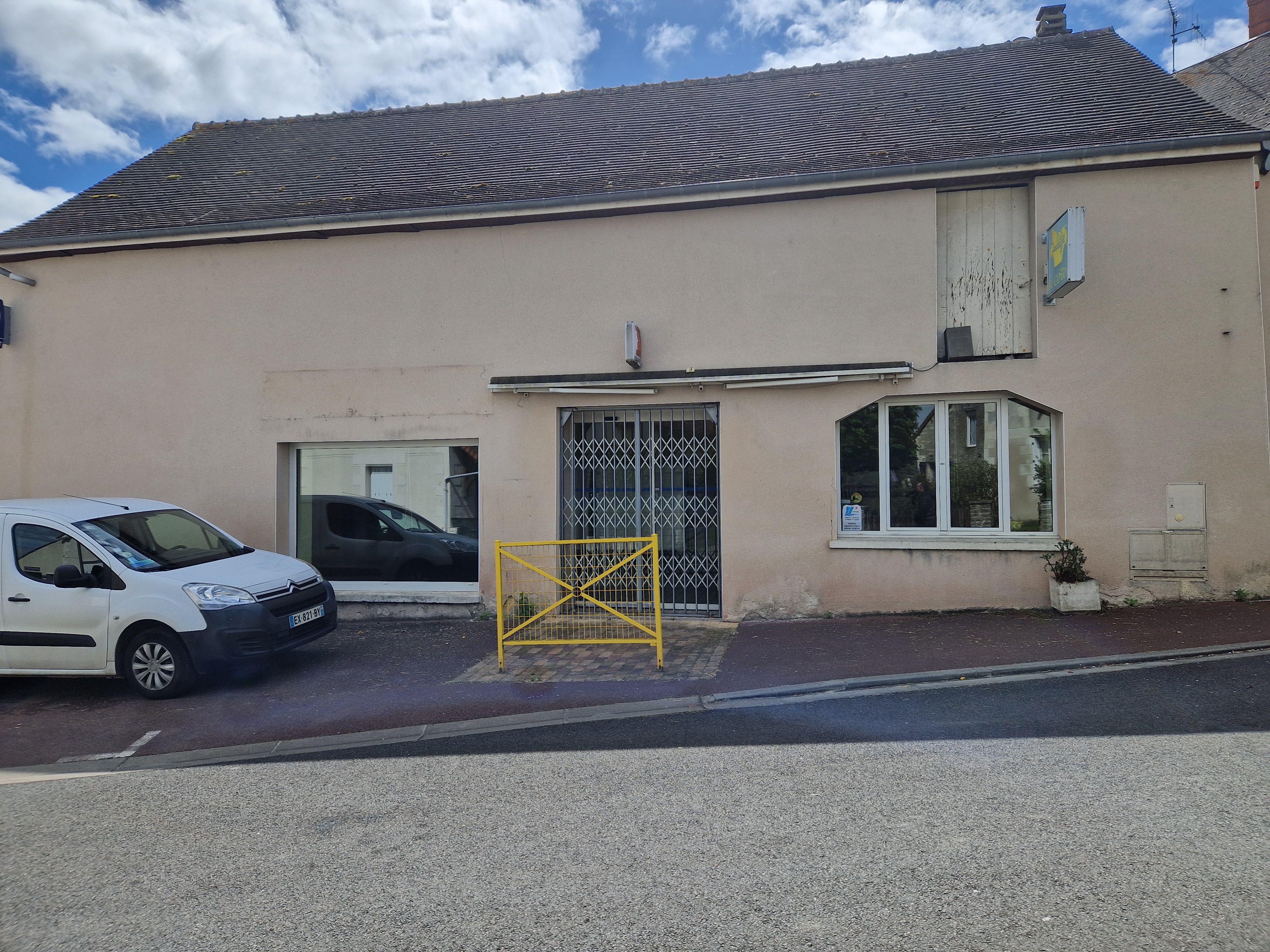 La commune de Marigny-Marmande (Indre-et-Loire) propose la location d'un local commercial d’environ 100 m², idéal pour l’exploitation d’une épicerie générale avec activités complémentaires (dépôt de pain, pâtisserie, gaz, fleurs etc.) et potentiel service de livraison à mettre en place.

Atouts du projet :

- Répond aux besoins d’une clientèle locale : 6 communes voisines soit environ 2500 habitants sans concurrence
- Afflux touristique saisonnier : randonnées, boucle vélo et hébergements (12846 nuitées en 2024 dans le secteur)
- Présence immédiate d'une résidence senior et arrivée de nouvelles familles (école, projet de crèche)
- Evènements réguliers autour de la truffe (capitale de la truffe de Touraine) et de la gastronomie locale (marché thématiques, animations)
- Vie associative dynamique
- Accessibilité : parking, accueil vélo et bornes de recharge électrique à proximité

Description du local : Surface commerciale de 100m², réserve, chambre froide négative entretenue régulièrement, pompe à chaleur avec clim réversible, vitrine sécurisée. Un rafraichissement est à prévoir.

La commune soutient le projet :

- Loyer attractif : 325€ HT par mois
- Logement possible à proximité
- Participation possible aux travaux de rafraîchissement.

Projet idéal pour une personne autonome et polyvalente, souhaitant entreprendre en milieu rural dans un cadre de vie dynamique et accueillant.