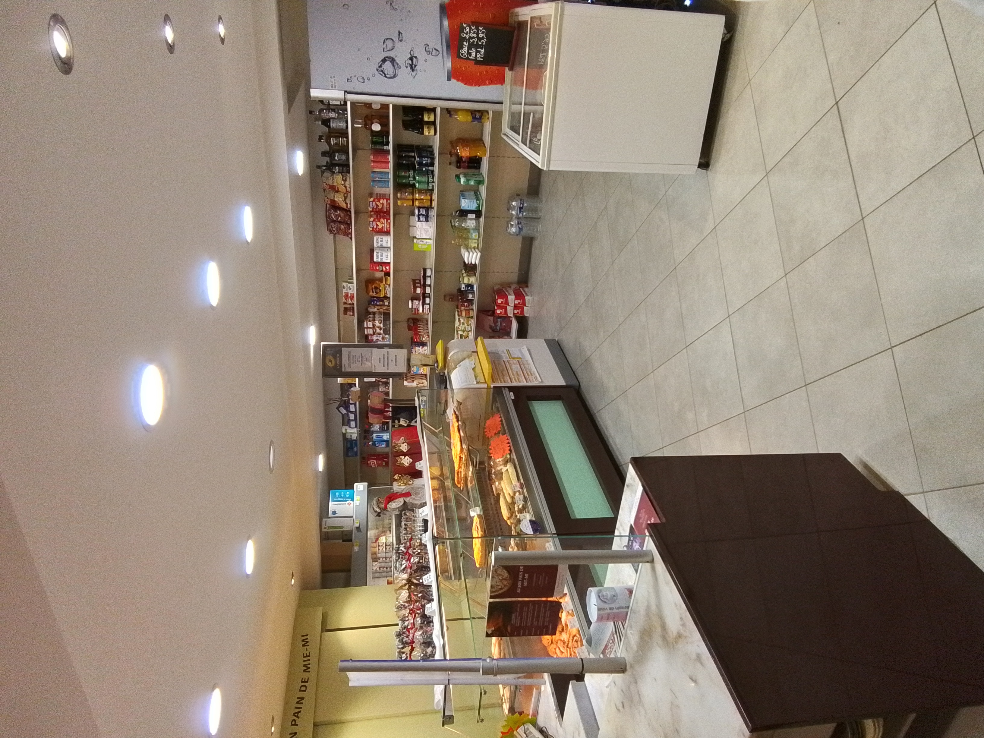 A saisir,ideal jeune couple où derniere affaire pour finir en douceur, charmante boulangerie patisserie traiteur et épicerie située en coeur de beauce,  axe Orleans Chartres
Limitrophe du Loiret et de l Essonne. 
Très belle espace de vente pouvant accueillir tables et chaises pour consommer  sur place.
Coin épicerie et coin poste pour faire vivre ce village Eurélien. 
Laboratoire boulangerie patisserie attenant avec
Tout le materiel necessaires. 
En ce qui concerne  l habitation, Elle ne demande  que de vous accueillir. 
Grande cours  fermée. 
N hesitez pas a nous contacter pour plus de renseignements et convenir une visite.
Detail de l activité sur demande.
Possibilité d acquerir les muss
Prix 70 000 euros