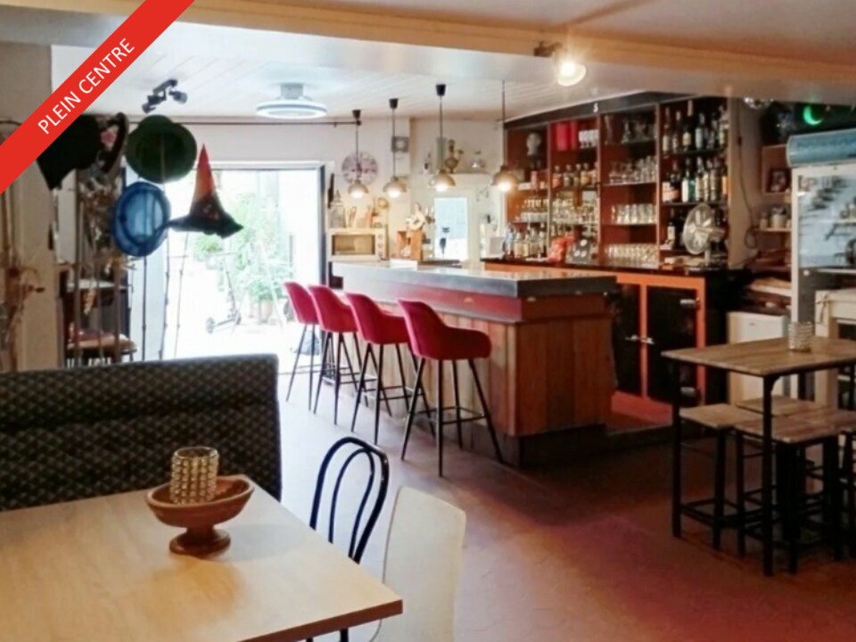 Situé dans l’hyper-centre de Brive-la-Gaillarde, ce bar à musique de 50 m² représente une opportunité rare pour un repreneur souhaitant développer une activité nocturne. L’établissement dispose d’une scène équipée, d’un bar central et d’un éclairage professionnel, permettant une exploitation immédiate. Actuellement ouvert seulement deux jours par semaine, il offre un fort potentiel de croissance du chiffre d’affaires. Une option d’achat des murs est également envisageable pour sécuriser votre investissement.

Surface totale de 50 m² comprenant une salle principale avec bar central, une scène équipée pour les concerts et une capacité d'accueil de 50 personnes.

Prix de vente du fonds : 52 000 €
Loyer mensuel : 550 €
Fiscalité : Aucune taxe foncière à la charge du locataire