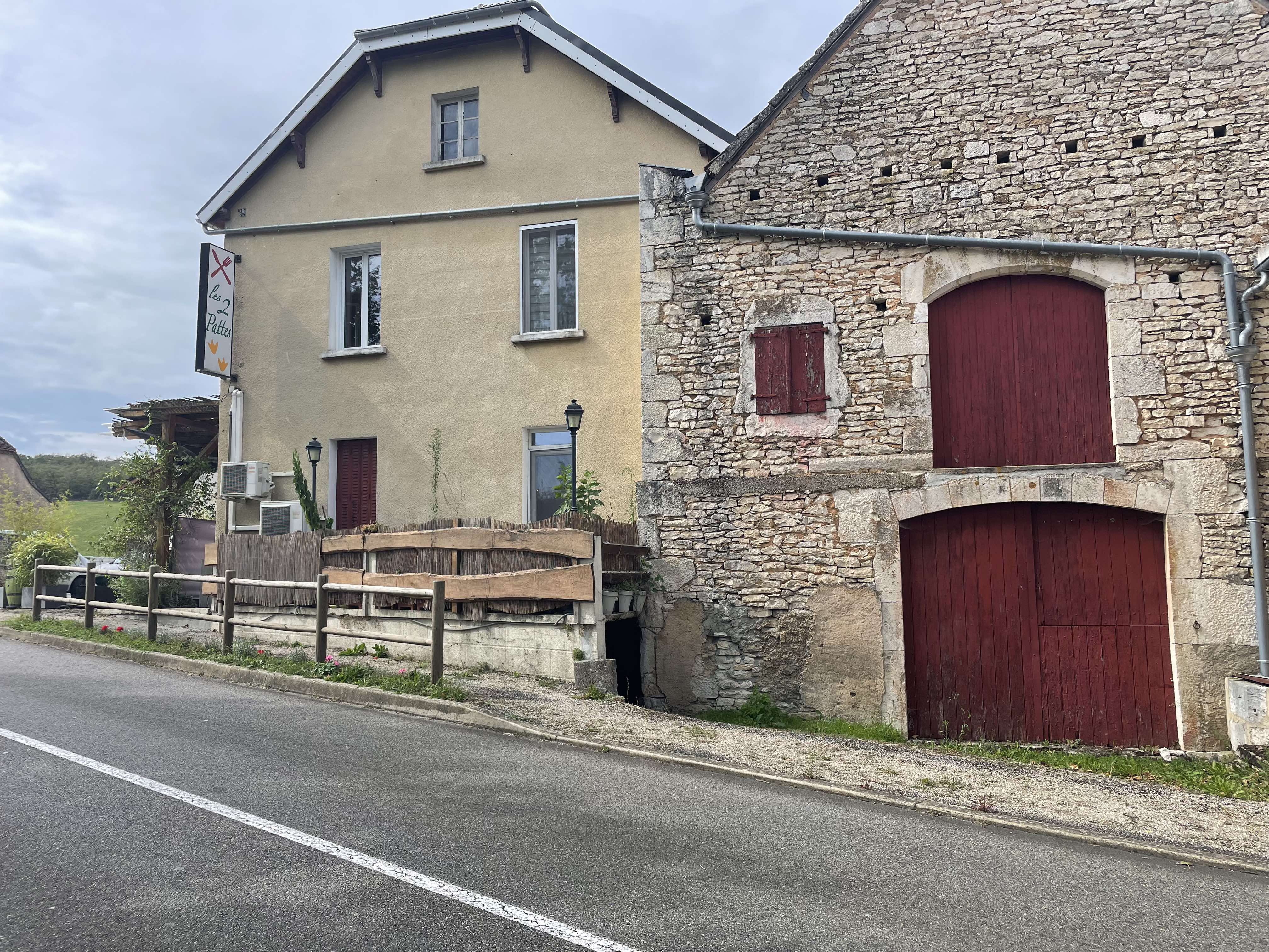 Situé au cœur d'un charmant village du Lot, sur un axe fréquenté (environ 3 500 véhicules/jour) et proche de sites touristiques fortement fréquentés en saison.

L’établissement tenu par la gérante actuelle depuis plus de 15 ans est entièrement équipé pour l'activité. Décoration soignée, proposant une cuisine traditionnelle, cette affaire est exploitée par une personne seule en cuisine, assistée d'un serveur (à l'année). Activité traiteur à développer, matériel complet pour ces prestations.

La location comprend le restaurant ainsi qu’un vaste logement (7 pièces) et plusieurs bâtiments annexes pour le stockage agrémentent ce commerce. Le restaurant répond aux normes, accès handicapés et le logement et restaurant sont équipés de climatisation.

Prix de vente du fonds de commerce : 30 000 €
Loyer : 730 € (logement + restaurant+bâtiments)
Dernier CA : 127 970€