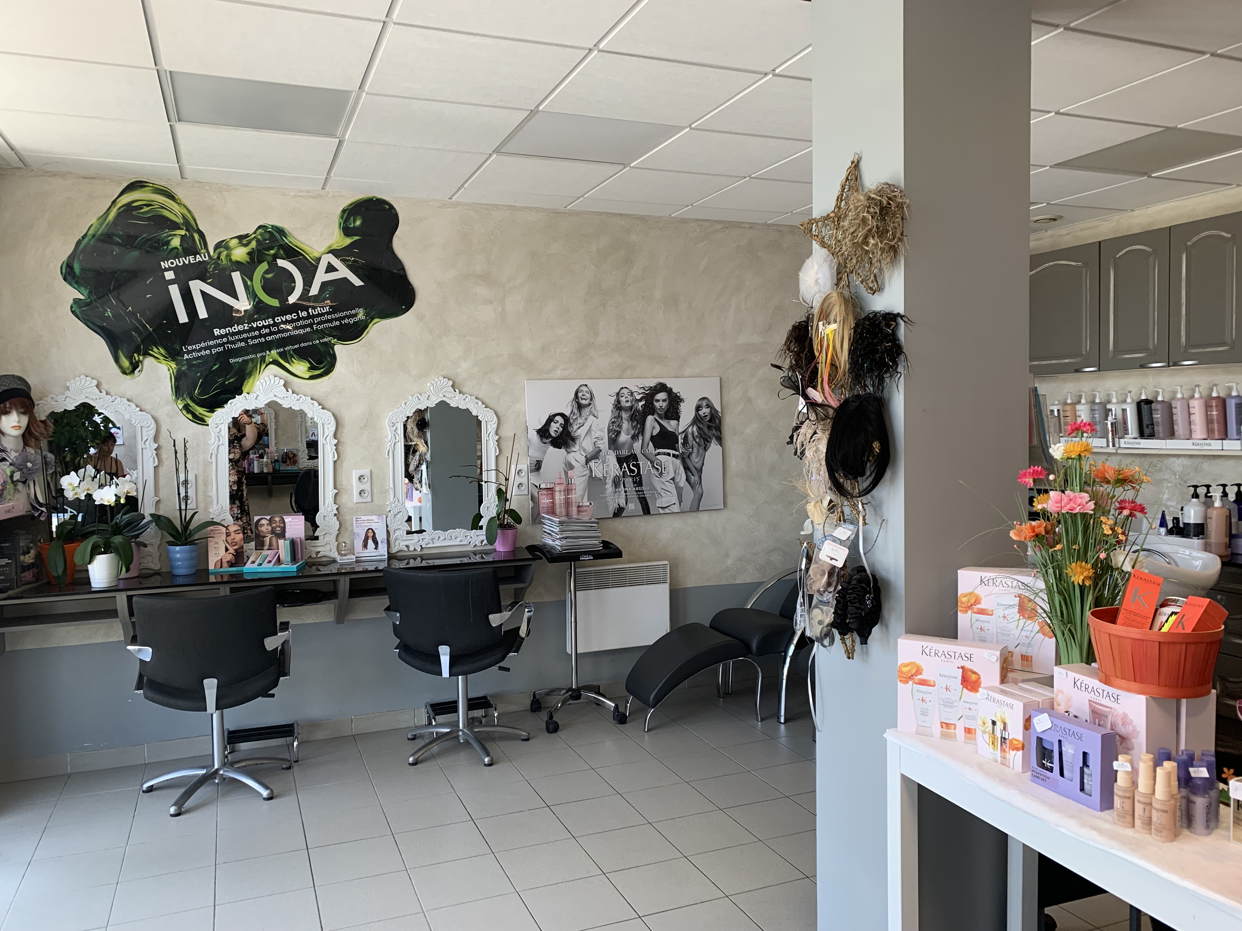A REPRENDRE - CAUSE RETRAITE - SALON DE COIFFURE MIXTE - SECTEUR NORD OUEST CREUSE - LA SOUTERRAINE - A vendre fonds de commerce d’un salon de coiffure mixte, implanté depuis plus de 15 ans en centre-ville de LA SOUTERRAINE, commune dynamique de près de 5 000 habitants disposant de tous les commerces et services essentiels de proximité (écoles, collège et lycée, professionnels de santé, gare, piscine, cinéma…). 
Cette commune est idéalement desservie du fait de sa proximité des grands axes de circulation : A 20 et en bordure de la RN 145. 
Le salon de coiffure est situé sur une artère principale de LA SOUTERRAINE (Rue passagère et commerçante) avec stationnement attenant gratuit. 
Local professionnel d'environ 60 m², équipé d'un système de vidéosurveillance, comprenant un espace coiffure et shampoing climatisé, une réserve/buanderie, un bureau de 10 m² ainsi qu'un sanitaire conforme aux normes d'accessibilité PMR.
Le salon est vendu entièrement équipé : 5 postes de coiffage avec fauteuils à pompe, 3 bacs à shampoing, 3 fauteuils d’attente, 1 séchoir infrarouge sur pied à roulettes, lave-linge et sèche-linge récents....
Pas de salarié. La cédante exploite seule le salon. 
Clientèle locale et fidèle. 
Chiffre d'Affaires 2025 : 79 330 € HT.
Loyer : 500 € HT/ mois. (Bail commercial). 
Possibilité de louer ou d'acquérir les murs commerciaux et d'habitation. L’immeuble d’une superficie totale de 219 m² appartient à la cédante.
Description de l'immeuble mixte :
- Au rez-de-chaussée : un salon de coiffure.
- Au premier étage : un appartement de type T3 comprenant une cuisine équipée, 2 chambres, une salle d'eau avec douche, WC séparés et un grenier au-dessus. Le logement bénéficie d'un accès indépendant ainsi que d'une communication directe avec le salon de coiffure. Un jardin privatif à l'arrière du bâtiment complète l'ensemble.
Prix de vente du fonds : 35 000 €. Stock vendu en sus.
Affaire saine et stable, avec un potentiel de développement. 
Matériel complet vendu avec le fonds, prêt à l’exploitation immédiate.
Toutes les offres sérieuses seront étudiées.
Les plus : 
Accompagnement assuré par la cédante.
Affaire située en Zone FRR (France Ruralités Revitalisation) ouvrant à des exonérations fiscales et sociales.