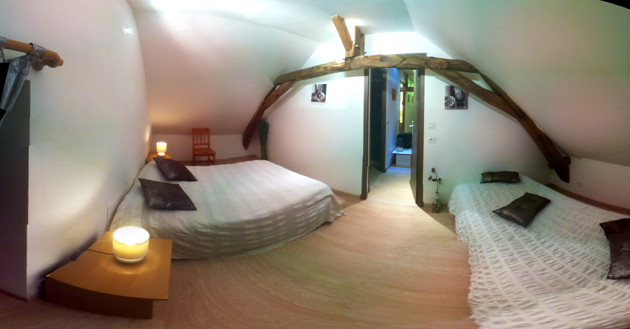 Domaine avec 3 maisons  dont deux gîtes  et une salle, piscine couverte, deux plan d'eau,
 Maison principal 220m² qui peux etre séparée en deux logements,
  gite 1 de 100m² et gîte 2  80m² et salle de 80m²
le domaine est à l'ecart d'un petit village, proche de Loches 37 , à une 1/2 heure du zoo de Beauval, au milieu des château de la loire
chiffre d'affaire des  deux gîtes est de 60000€ par an
Location toute l'année