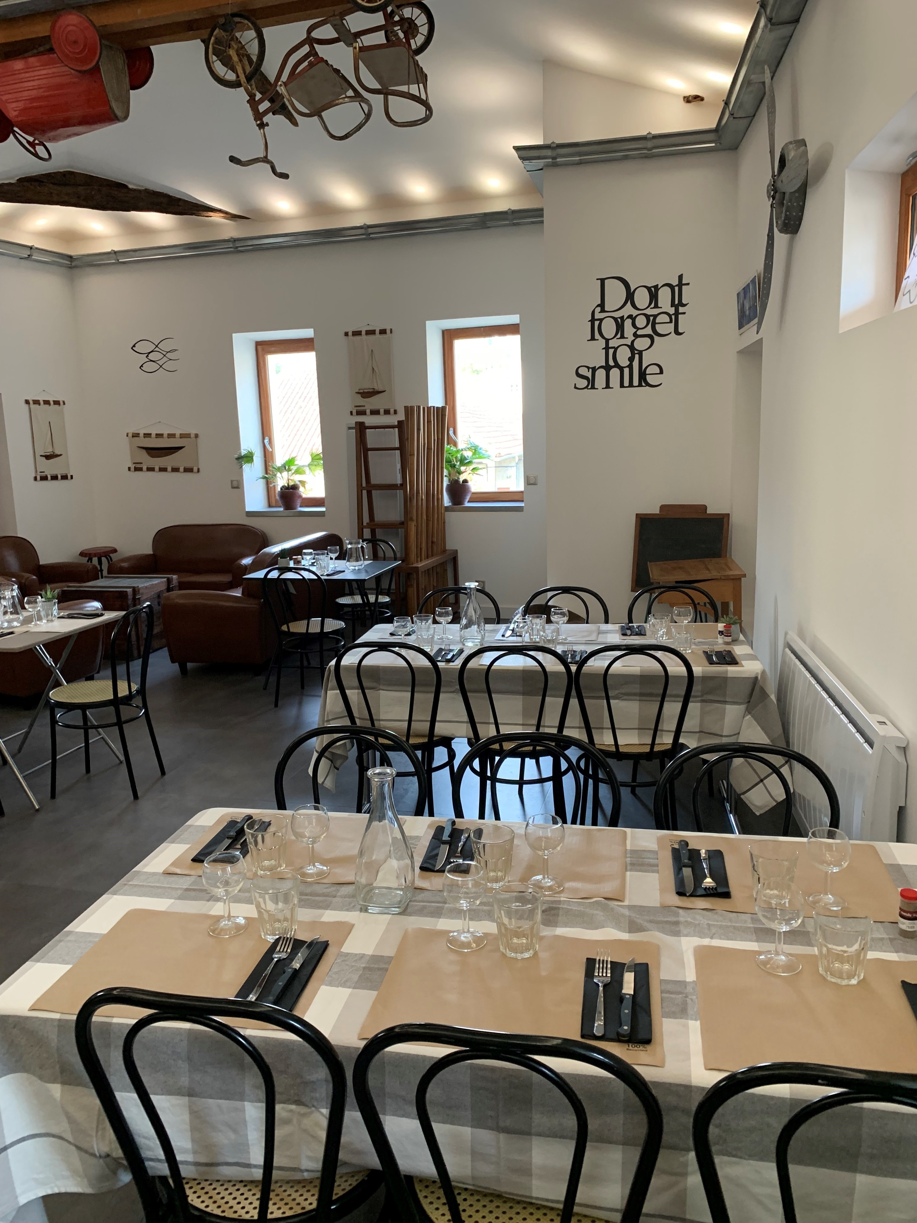 Une belle opportunité dans un charmant village en Haute Garonne à 30 km de Toulouse.
Location gérance d'un bar restaurant tout équipé et refait à neuf, licence IV, cuisine professionnelle, 110 m2 sur 2 niveaux, belle clientèle, disponible immédiatement ! Pas de reprise, un simple loyer à payer, à vous de constituer votre fond de commerce. Votre apport ? votre motivation, votre sérieux et un projet personnel !