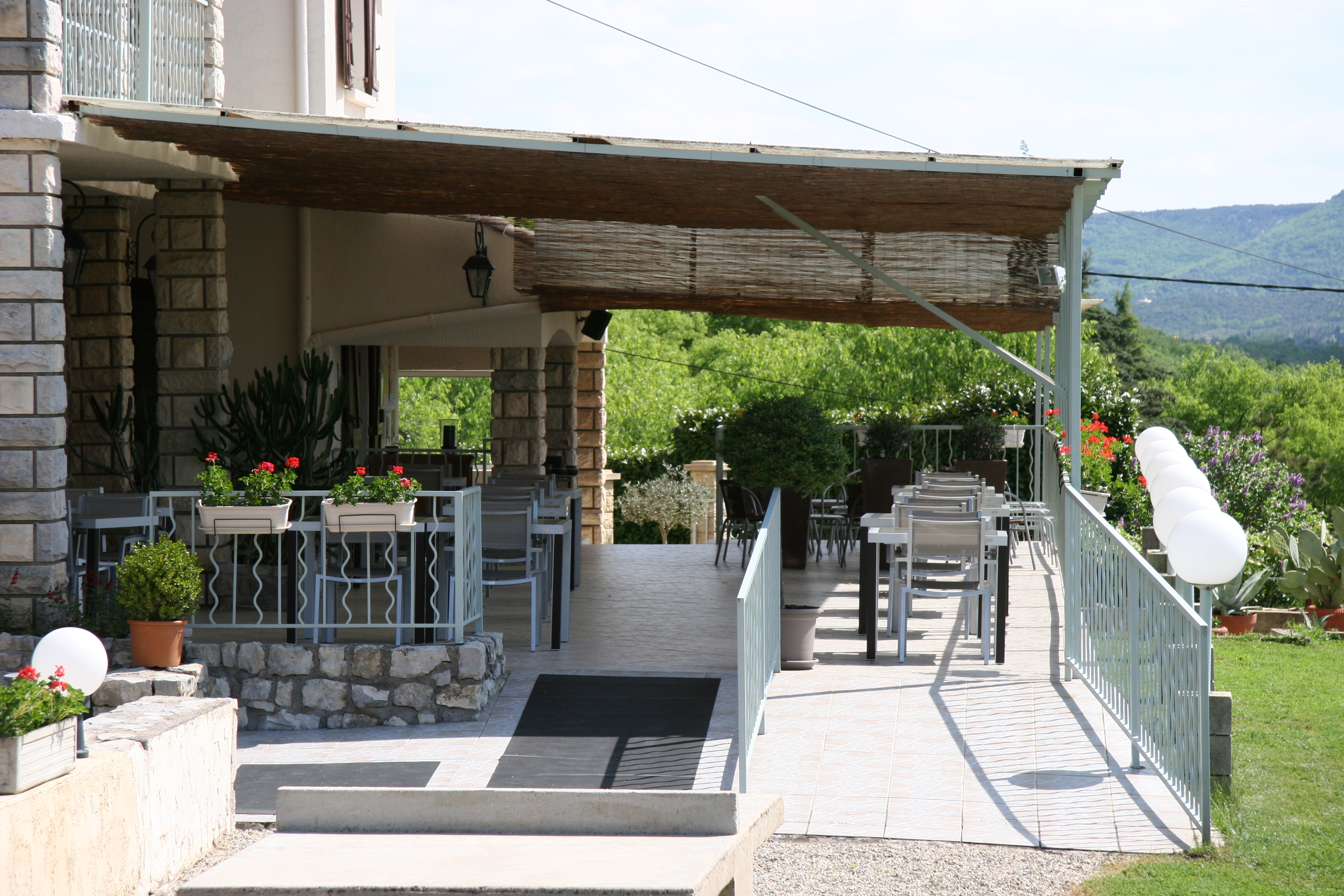 Sans intermédiaire, SAS à reprendre.
Actuellement hôtel-restaurant 3 étoiles de 12 chambres, entièrement équipé.
Deux bâtiments 27 pièces et 17 chambres en tout.
Grand espace de terrain (3000m²) avec vue et piscine.
Environnement très calme et arboré.
Diverses dépendances et garages.
Nombreuses possibilité en habitation, gites, chambres d'hôtes, hôtellerie, restaurant, etc...
Possibilité achat des murs.