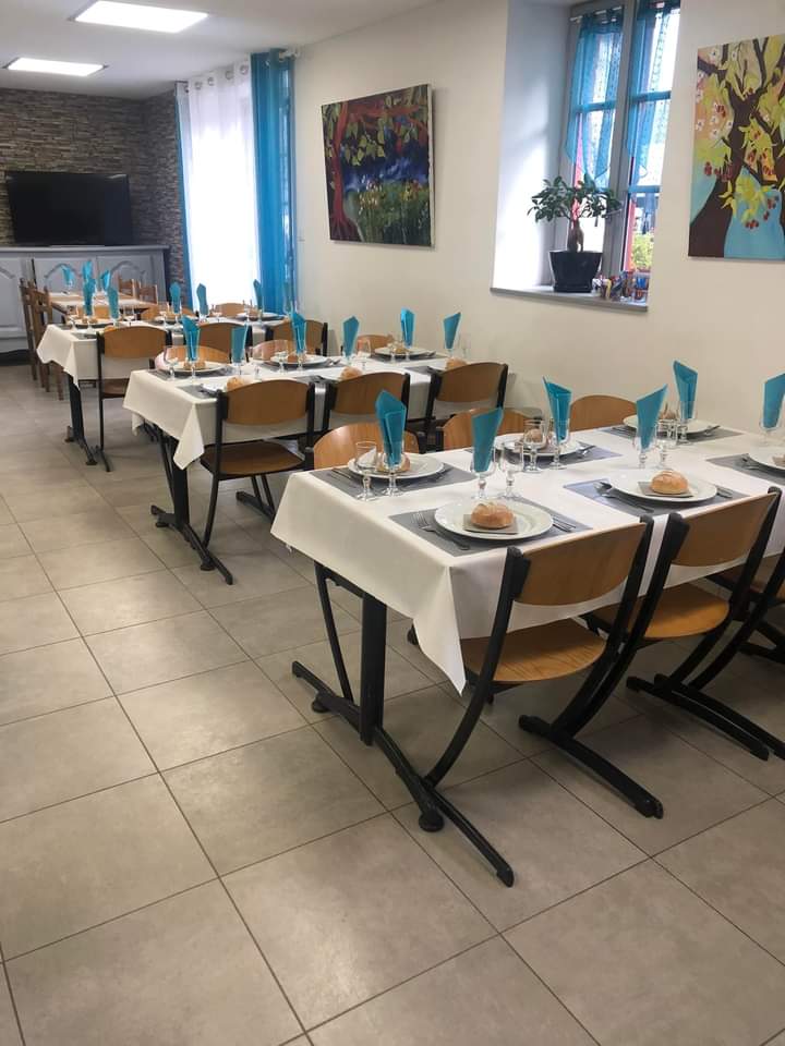 Pour départ à la retraite.
Dans un joli petit village de Bretagne, sur route départementale 30.
A 20 mn des plages du Nord Finistère(Plouescat, Cléder) et à 30 mn de Roscoff  ou BREST, une spectaculaire bâtisse datant de 16èmè siècle entièrement rénovée avec soins et  respectant l'architecture historique, elle est accolée à l'enclos paroissial.
Ce bar restaurant  recevant jusqu'à 90 couverts en deux salles hors saison, sera vous charmer. Un potentiel extraordinaire et un boulevard de possibilités
De grands parkings pour vous accueillir.
En été, le circuit des enclos paroissiaux apporte une clientèle touristique et la terrasse de 40 couverts orientée  plein sud, vous garantissent une source de revenus non négligeable.
Ouvert du lundi au samedi midi fermé tous les soirs
5 semaines de congés
Appartement neuf de 3 chambres idéal pour une famille.
Affaire saine et rare. Petit loyer
A visiter absolument !!!
