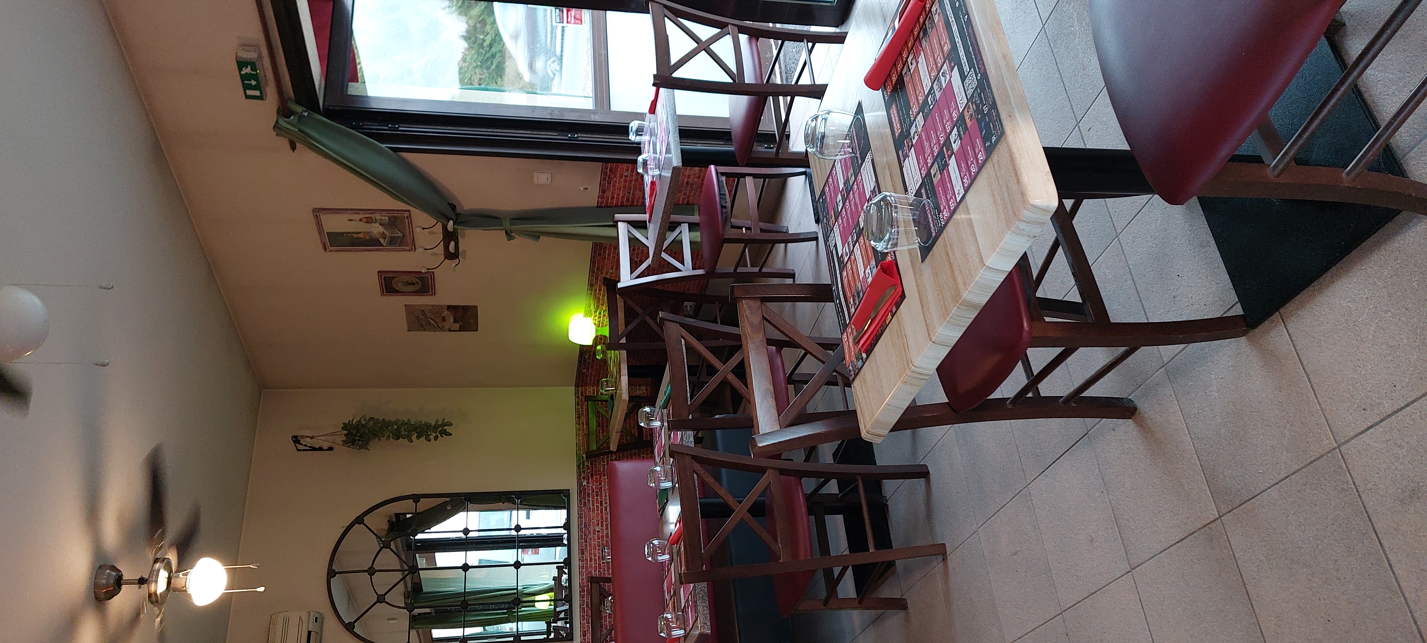 Vends pizzeria au feu de bois pour cause retraite, sur axe passant, clientèle fidèle depuis 10 ans , affaire idéale pour couple , possibilité de formation si reconversion, affaire saine, construction d une zone pavillonnaire très proche